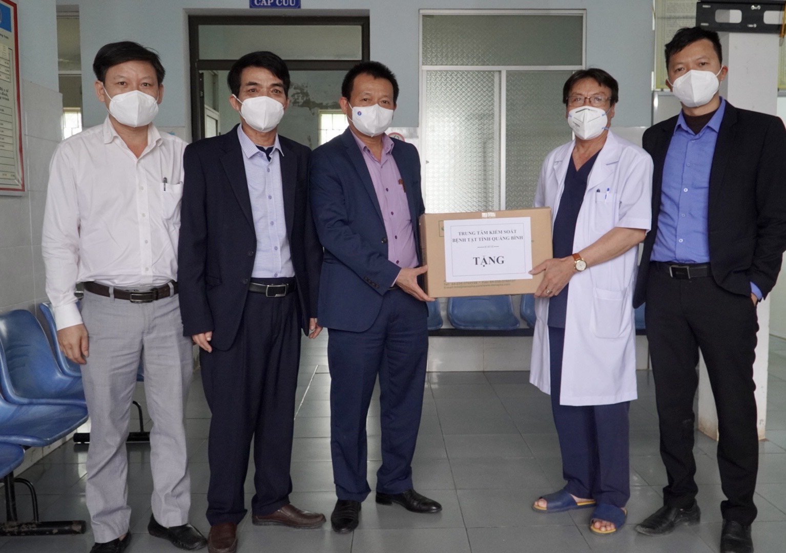 Việc tiêm vắc xin phòng Covid 19 để tạo miễn dịch cộng đồng là giải pháp chủ động hiệu quả nhất hiện nay. 2