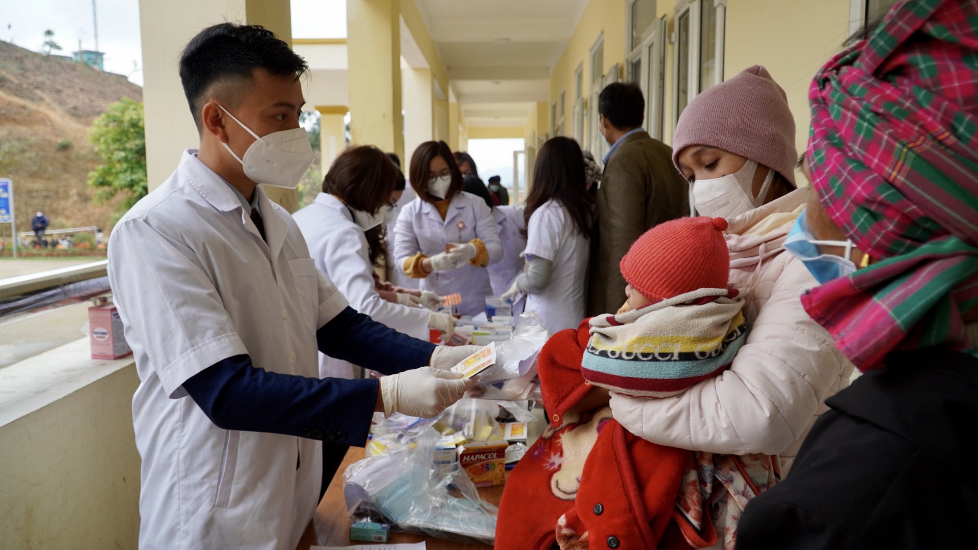  Cấp phát thuốc miễn phí cho người dân xã Trọng Hoájpeg