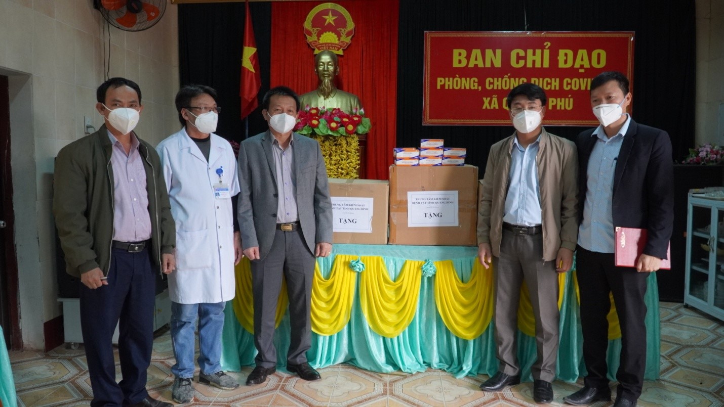  Lãnh đạo CDC trao tặng túi thuốc y tế và thuốc điều trị Covid 19jpg