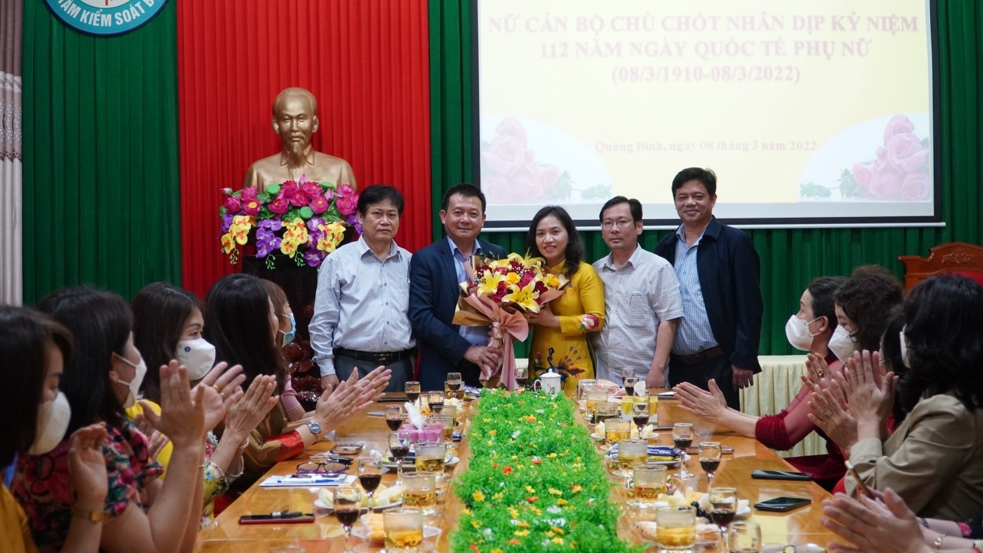  Lãnh đạo Trung tâm tặng hoa và chúc mừng chị em phụ nữ Nhân dịp kỷ niệm 112 năm Ngày Quốc tế phụ 2022