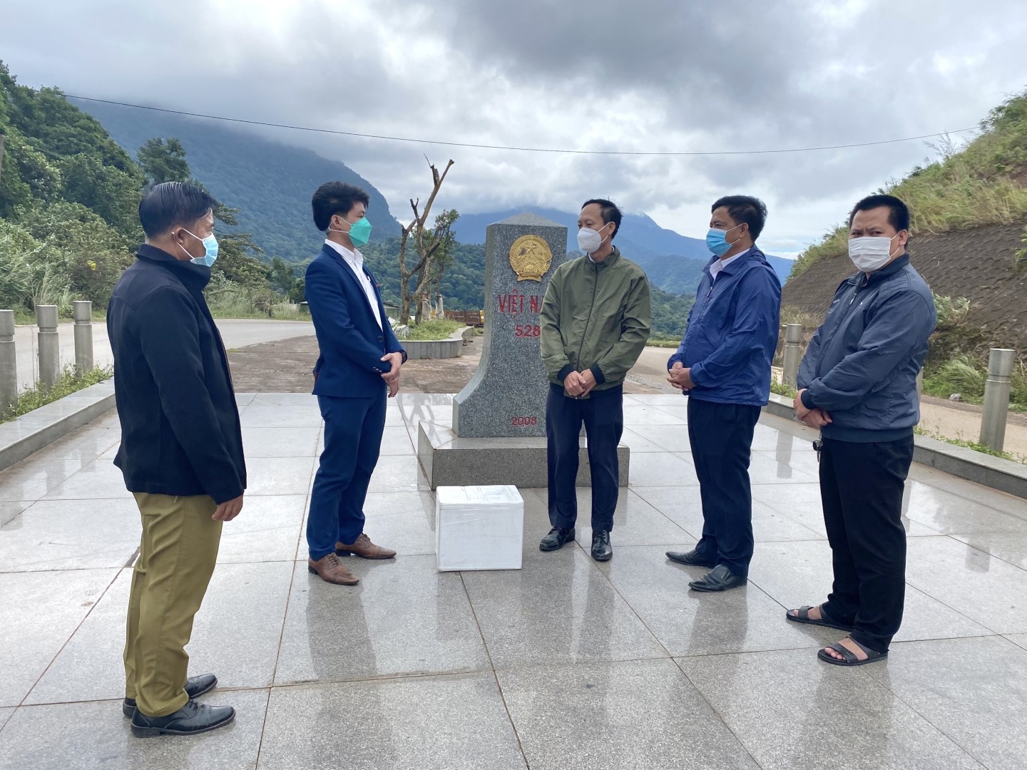  Đại diện Sở Ngoại vụ và Trung tâm Kiểm soát bệnh tật Quảng Bình trao sinh phẩm xét nghiệm SASR CoV 2 cho đại diện tỉnh Khăm Muộn nước bạn Lào2 Large