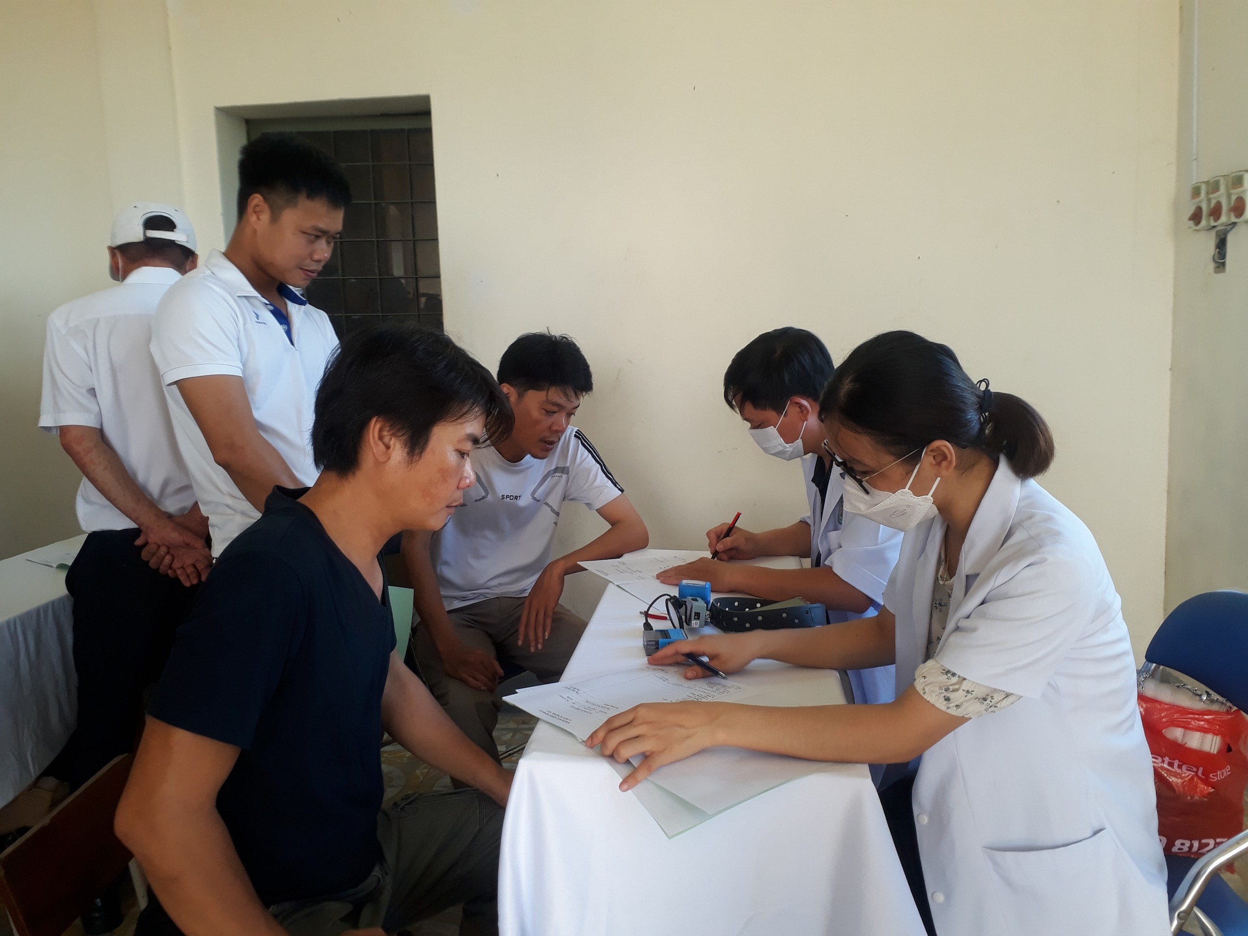 cho 50 cán bộ nhân viên tại Trạm khám chữa toa xe Đồng Hới