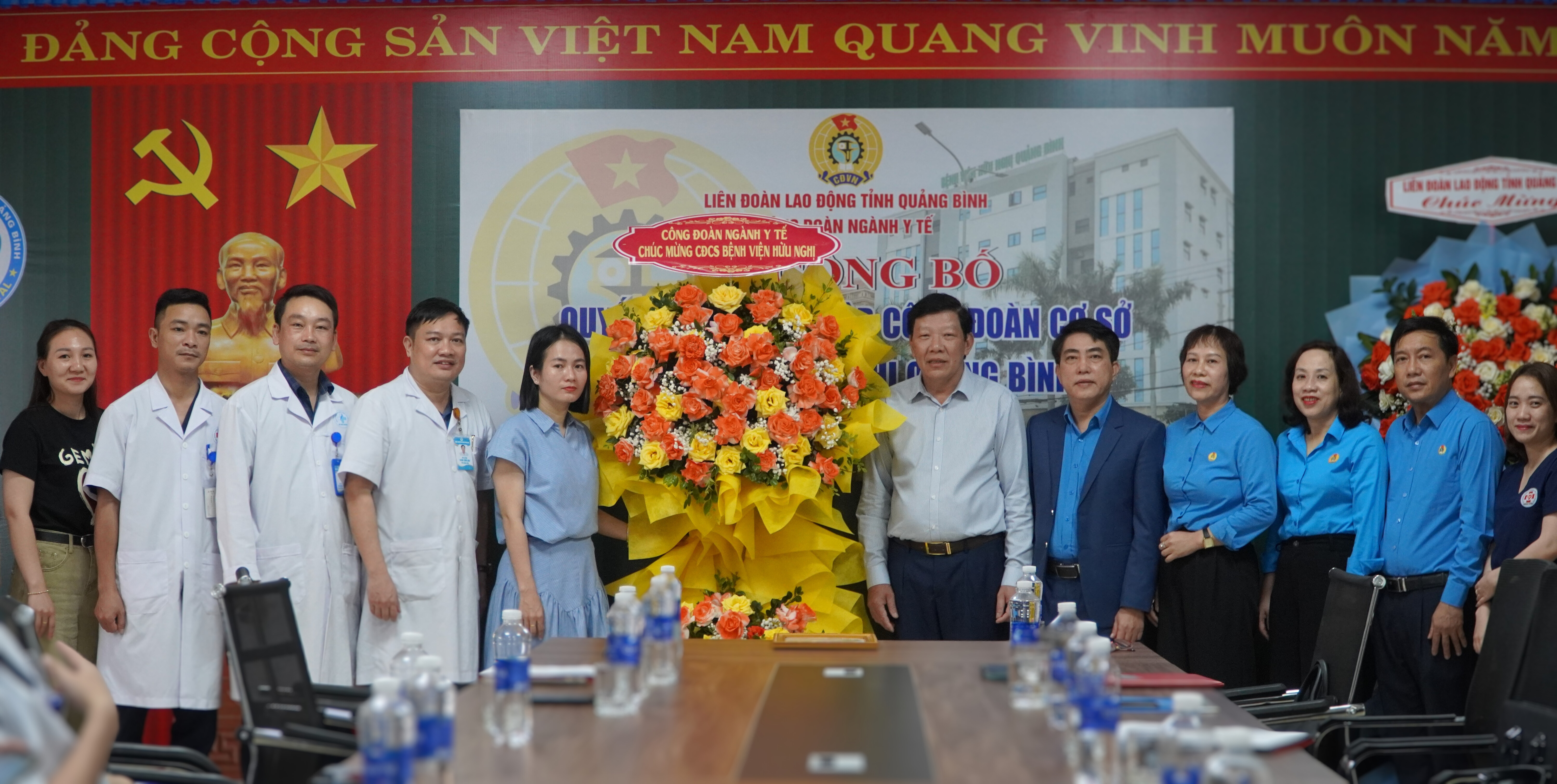 chí tặng hoa chúc mừng BCH