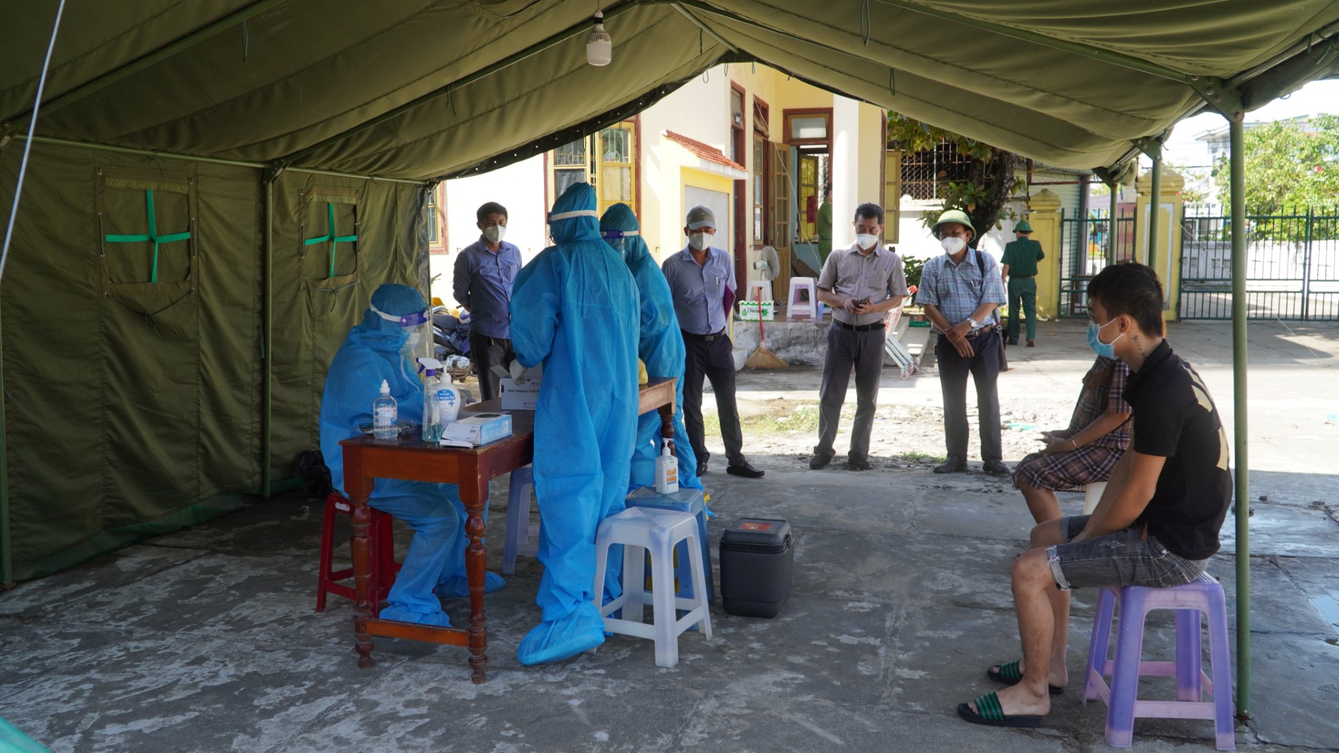 giám sát công tác xử lý rác thải y tế tại khu cách ly tập trung tại thị xã Ba Đồn Large