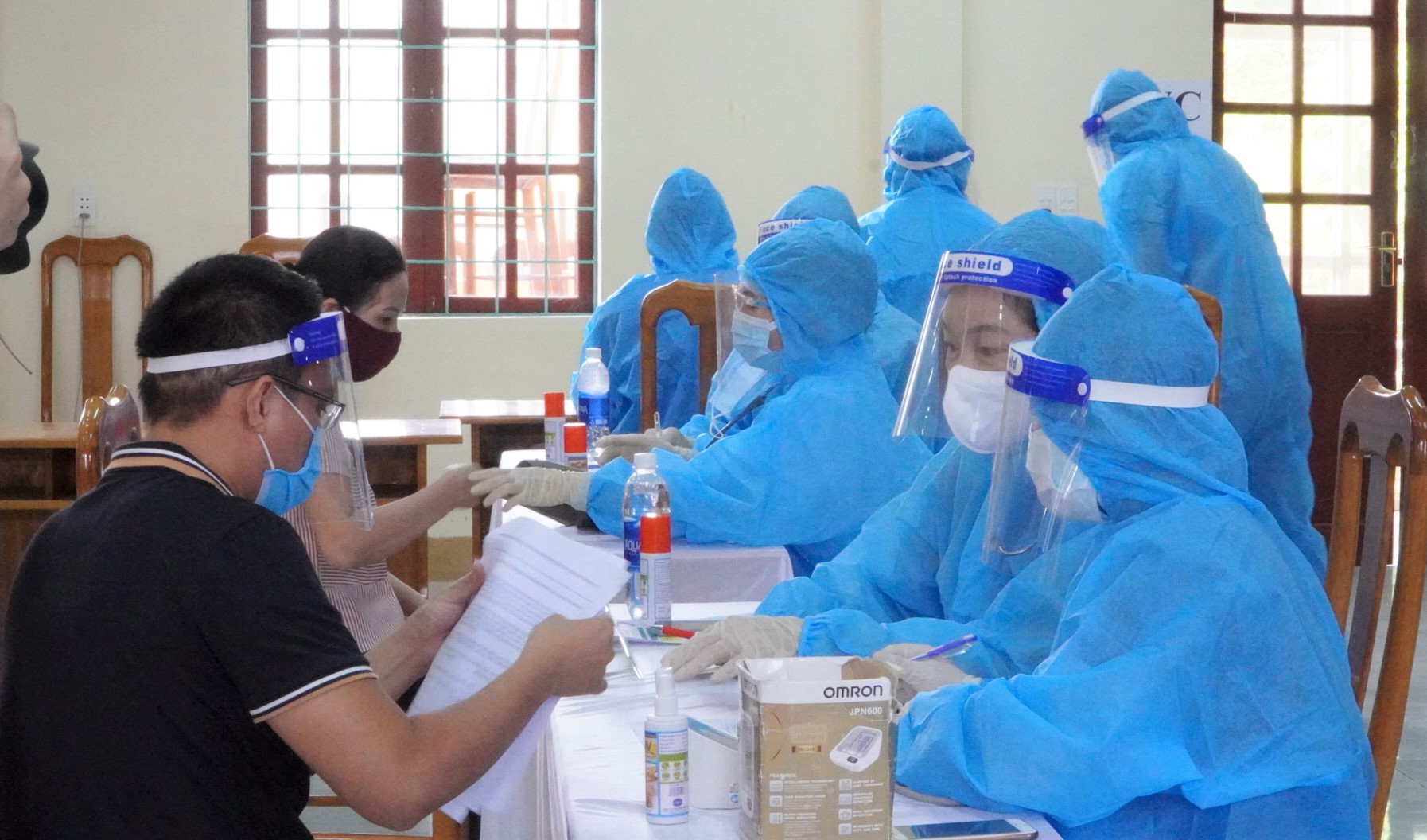 khám sàng lọc tại điểm tiêm