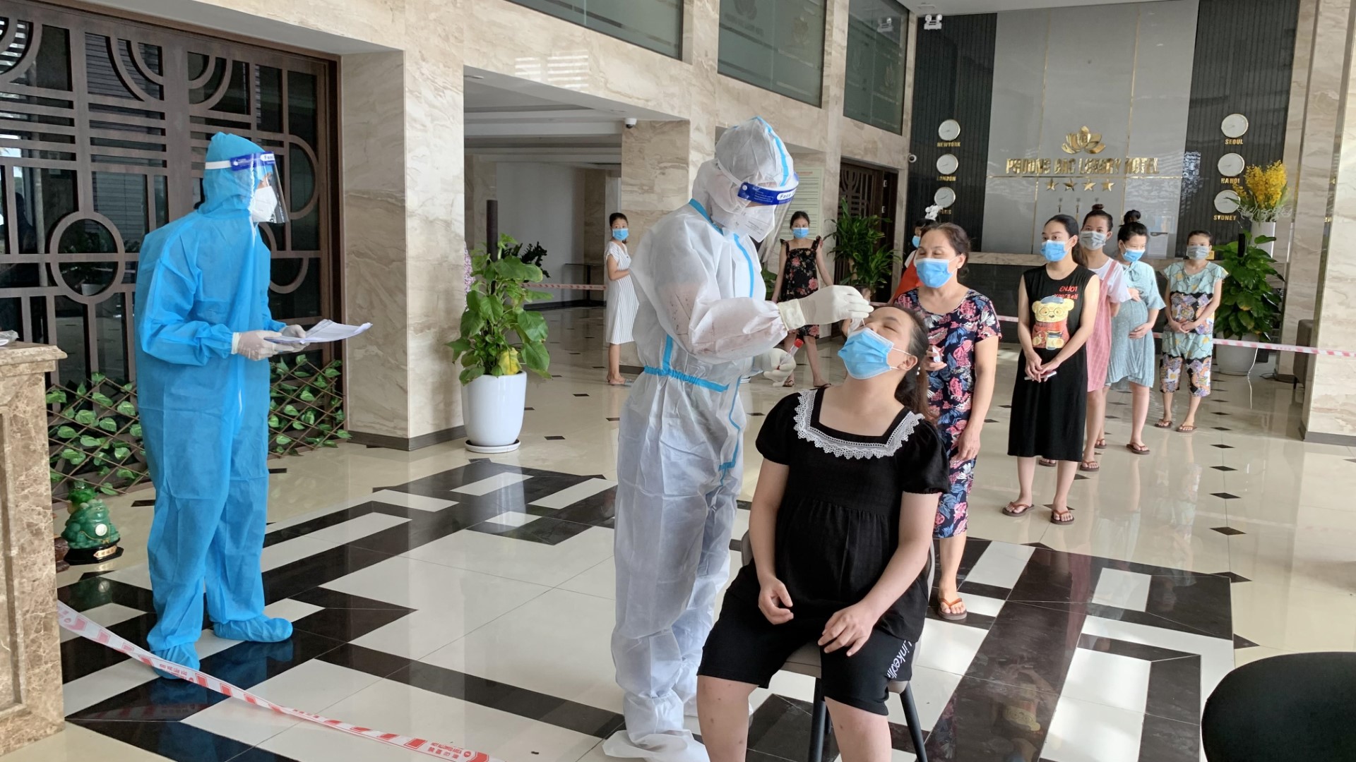 lấy mẫu xét nghiệm SARS CoV 2 cho tất cả công dân trên 2 chuyến bay về từ TP. Hồ Chí Minh2 Large