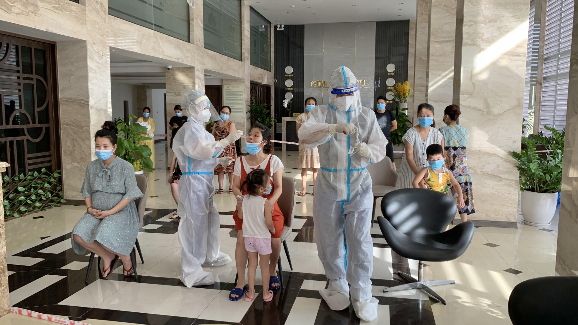 lấy mẫu xét nghiệm SARS CoV 2 cho tất cả công dân trên 2 chuyến bay về từ TP. Hồ Chí Minh3 Large