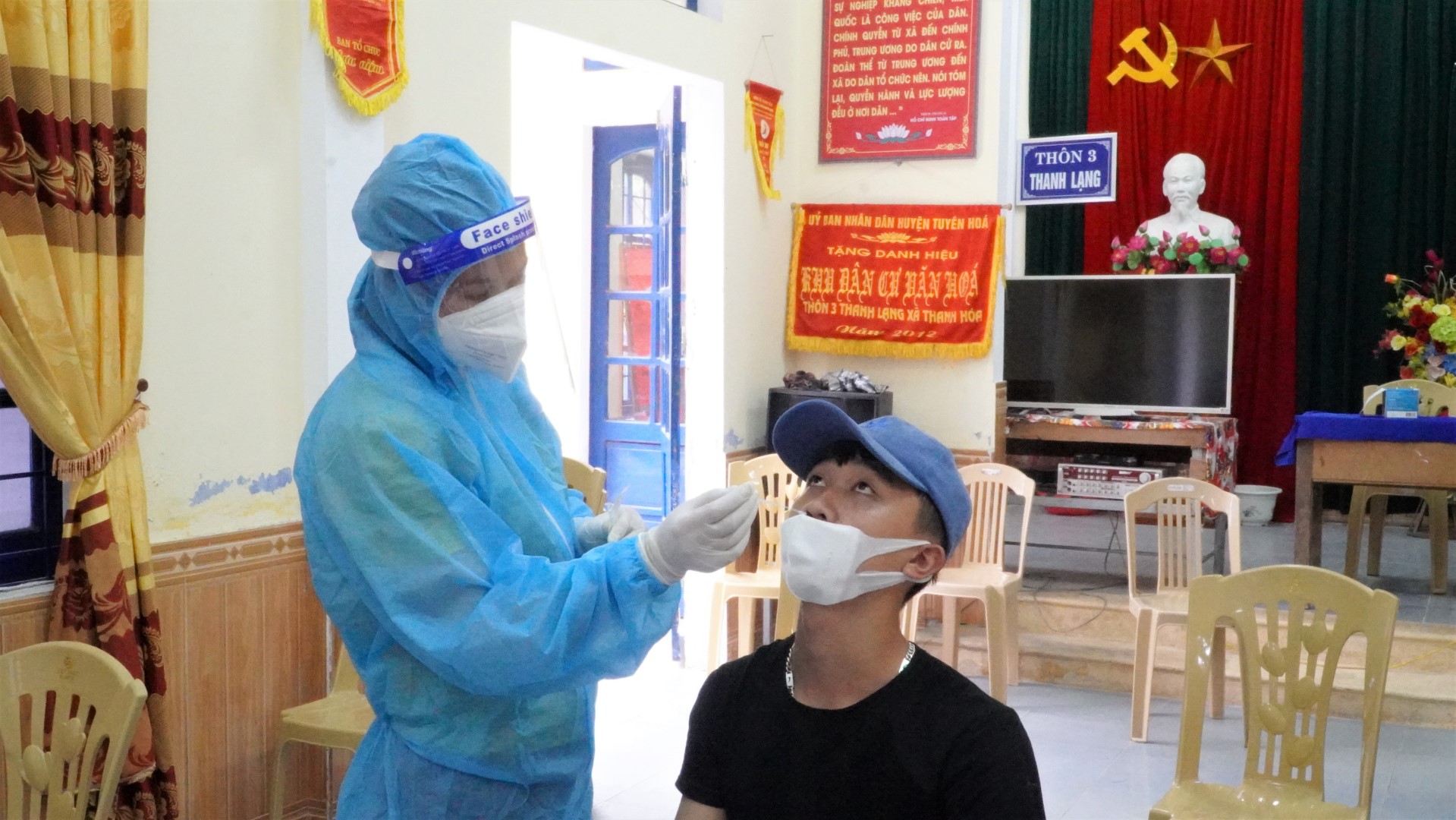 lấy mẫu xét nghiệm cho các trường hợp F1 F2 và người dân nơi khu vực bệnh nhân sinh sống Large