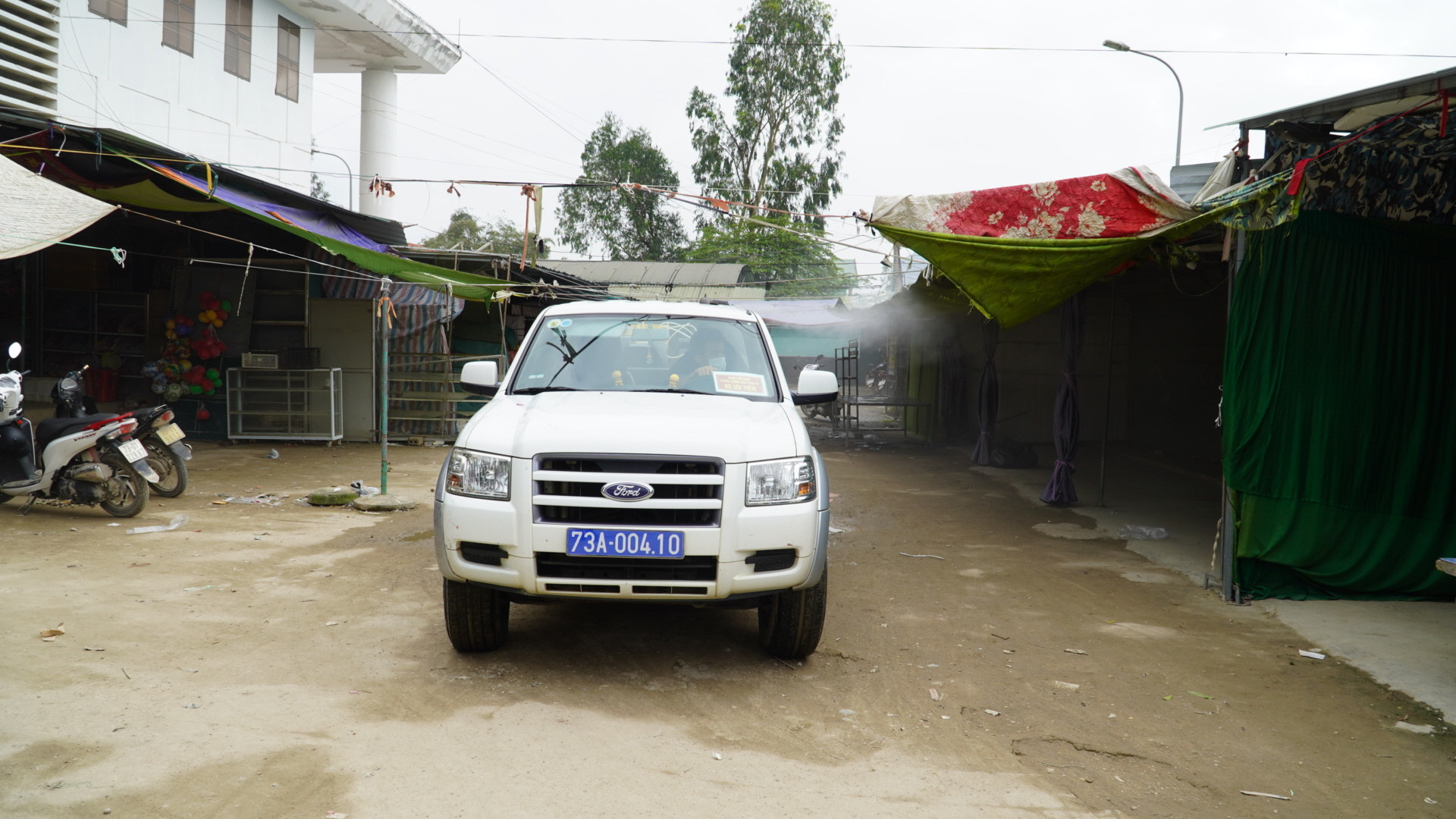 rung tâm Kiểm soát bệnh tật CDC Quảng Bình tiến hành phun hoá chất khử khuẩn xử lý môi trườngjpeg