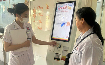 Nhân_viên_Bệnh_viện_YHCTPHCN_Bắc_Quảng_Trị_hướng_dẫn_người_dân_làm_thủ_tục_khám_chữa_bệnh.jpg