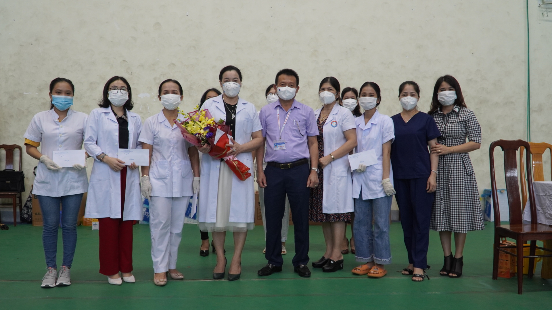 thăm tặng quà và động viên lực lượng cán bộ y bác sỹ nữ tình nguyện tham gia phục vụ công tác tiêm chủng vắc xin phòng Covid 19