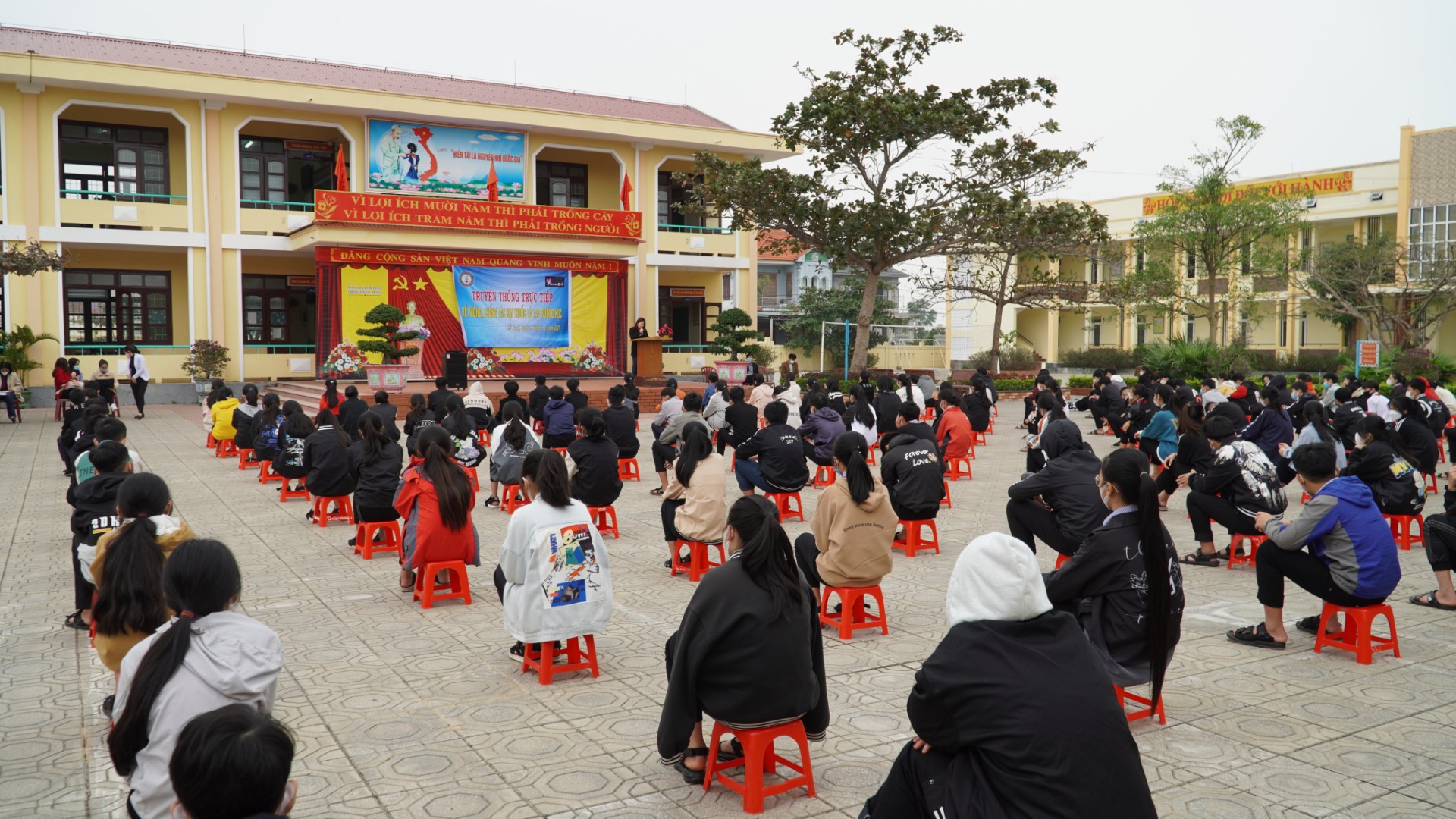 truyền thông trực tiếp PCTHTL tại các điểm trường. Custom