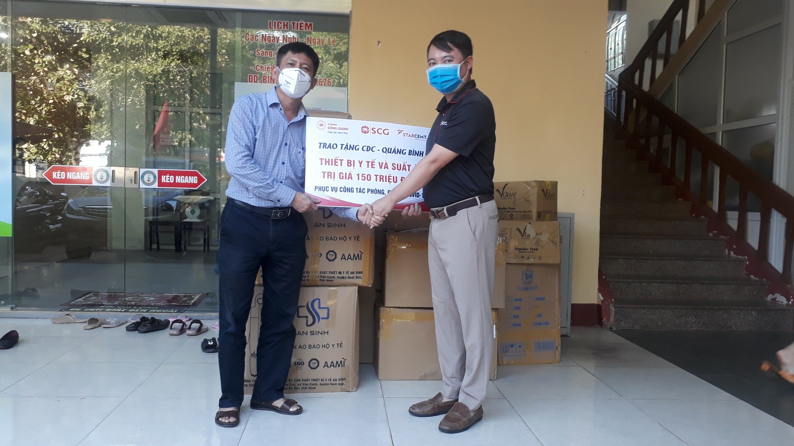 ông Lê Minh Tiến Phó giám đốc đã thay mặt lãnh đạo Trung tâm Kiểm soát bệnh tật cảm ơn sự quan tâm hỗ trợ của công ty