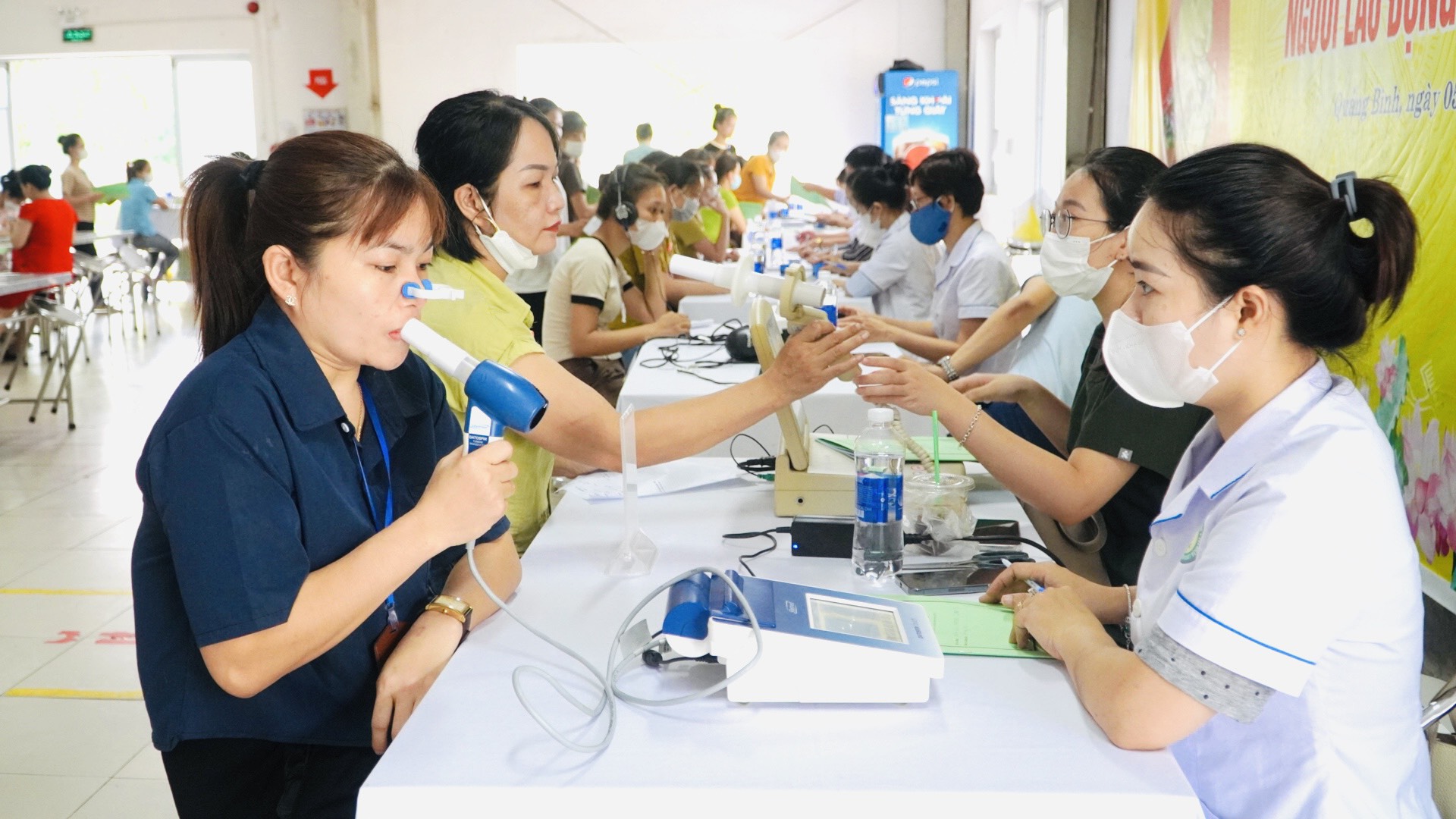 Đo_chức_năng_hô_hấp_nhân_viên_Công_ty_Cổ_phần_Dệt_may_Huế_-_Chi_nhánh_Quảng_Bình.jpg