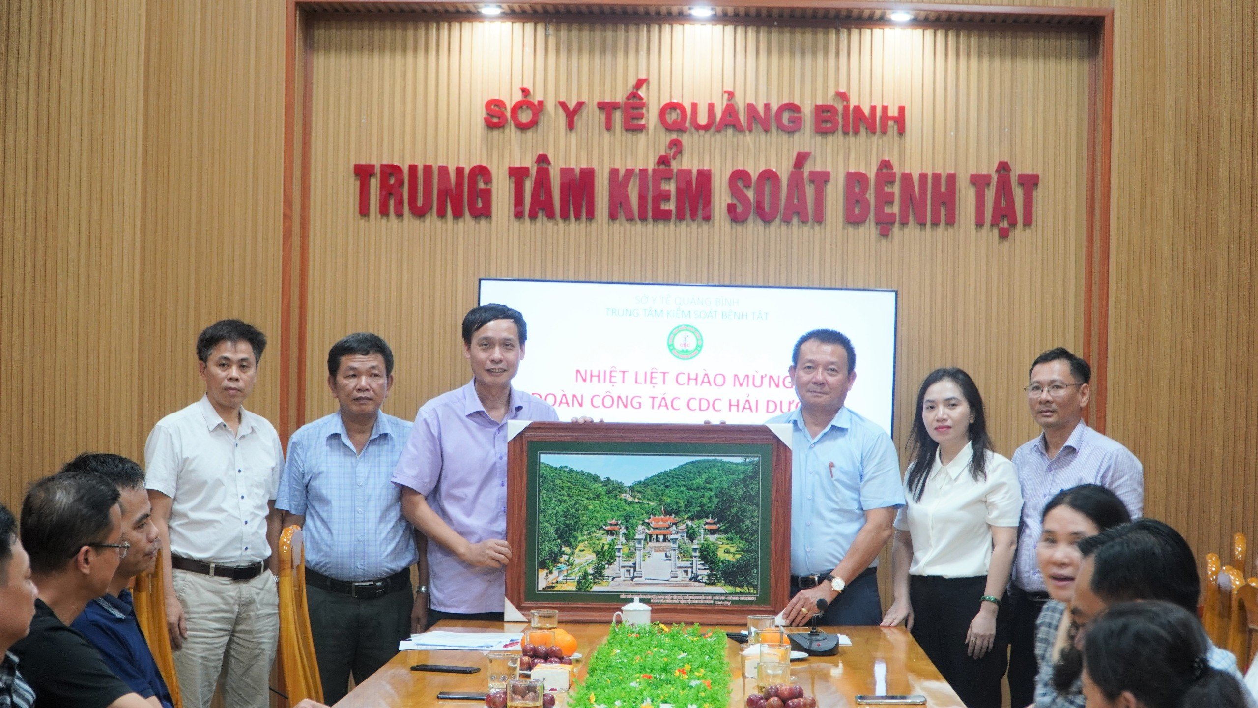 Đoàn công tác CDC Hải Dương tặng quà lưu niệm cho CDC Quảng Bình