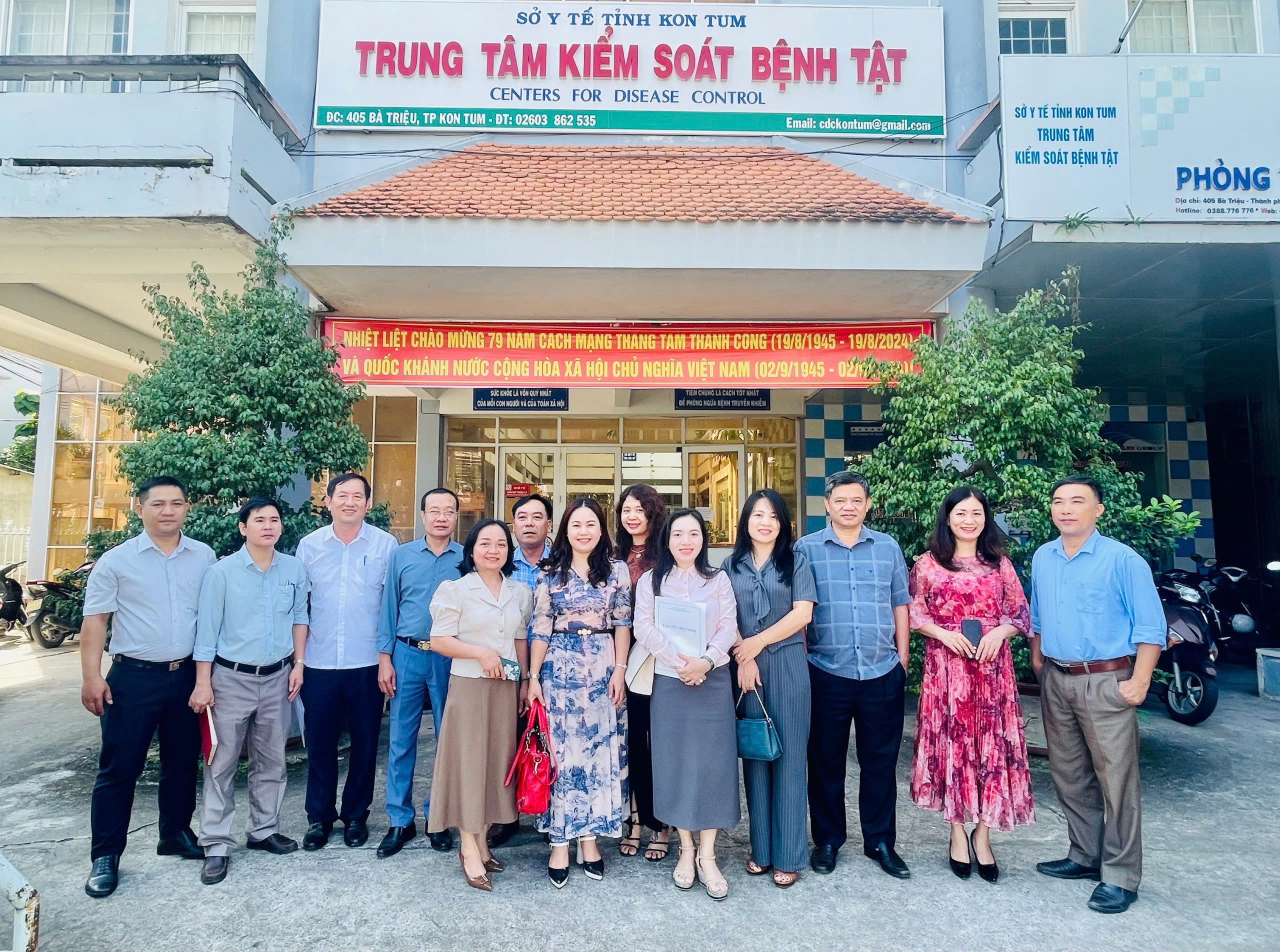 Đoàn_công_tác_thăm_trụ_sở_của_Trung_tâm_Kiểm_soát_bệnh_tật_tỉnh_Kon_Tum.jpg