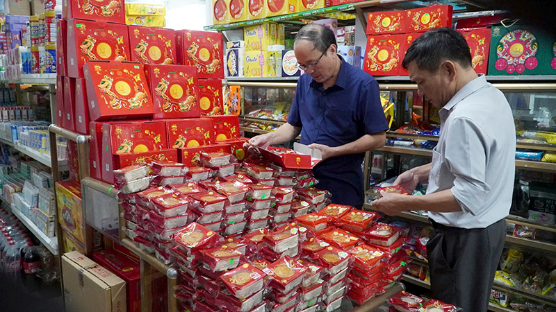 Đoàn liên ngành kiểm tra các sản phẩm bánh trung thu tại các cửa hàng bách hóa trên địa bàn TP