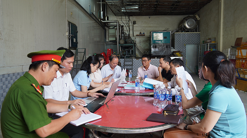 Đoàn liên ngành kiểm tra hồ sơ liên quan đến sản xuất kinh doanh thực phẩm tại kho lạnh bảo quản thủy sản của Công ty TNHH Vận tải và Thương mại Thuận Lợi Bố Trạchjpg