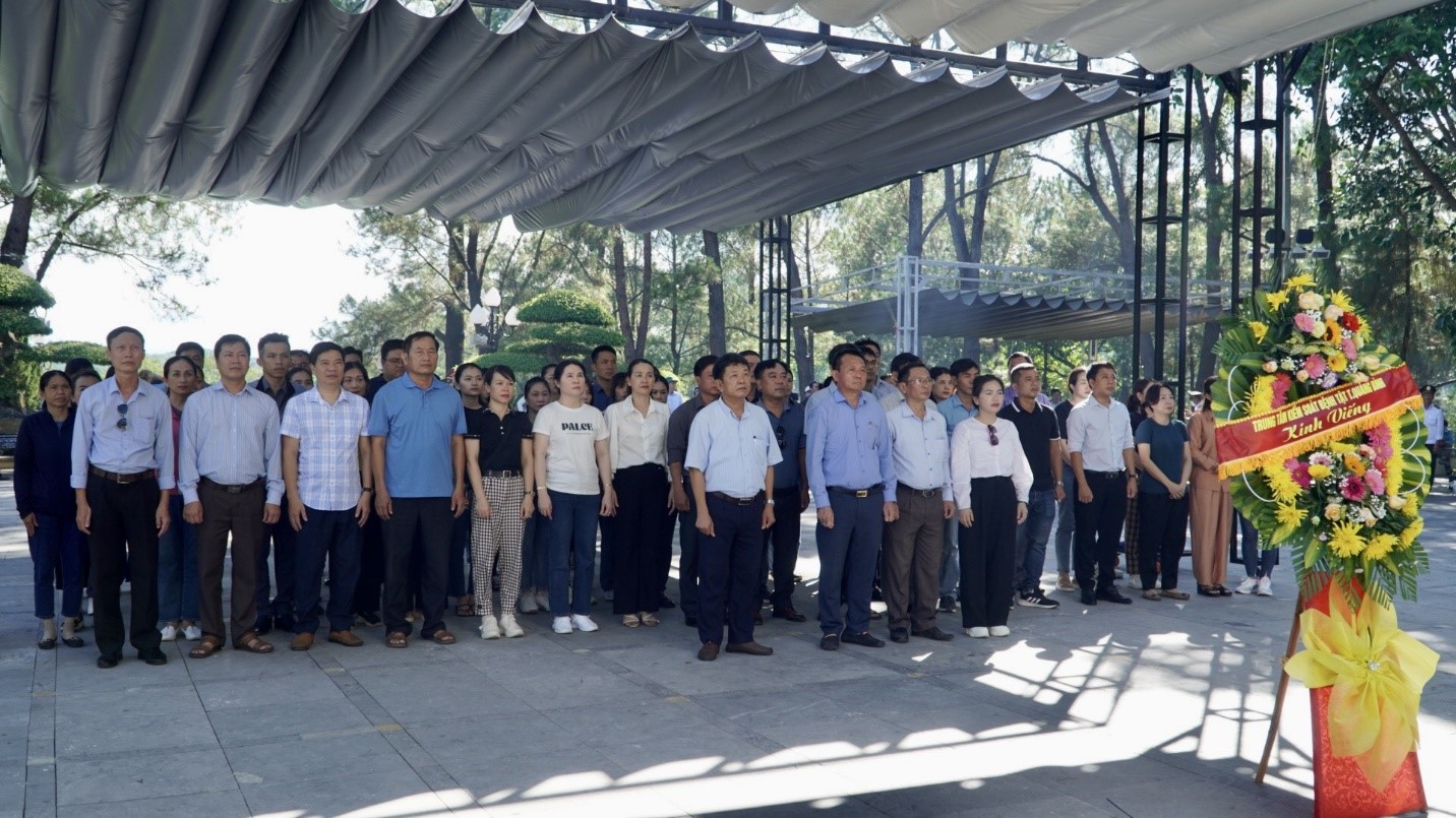 Đoàn_đại_biểu_Trung_tâm_Kiểm_soát_bênh_tật_tỉnh_Quảng_Bình_dâng_hoa_dâng_hương_tại_Nghĩa_trang_Quốc_gia_Trường_Sơn_thuộc_xã_Linh_Trường_huyện_Gio_Linh_tỉnh_Quảng_Trị.jpg