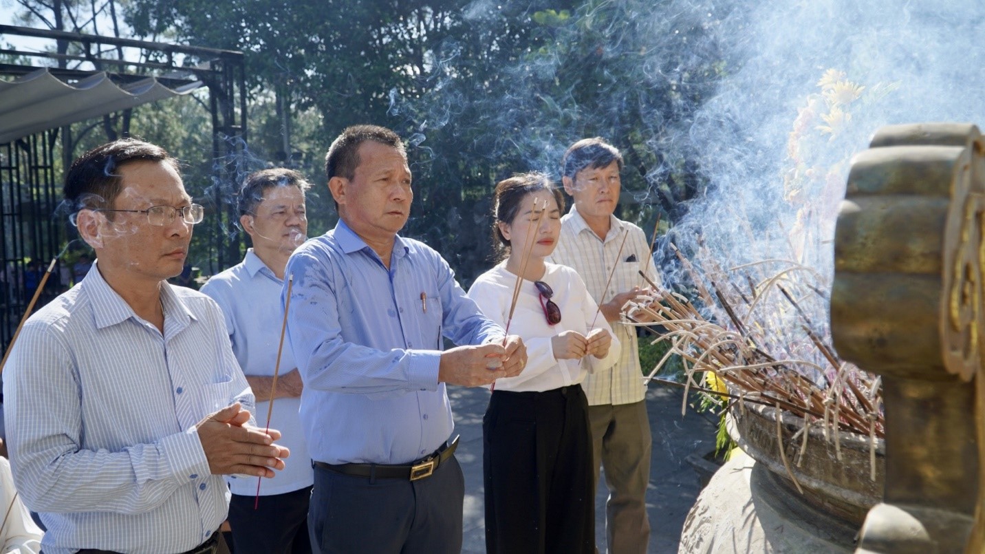 Đoàn_đại_biểu_Trung_tâm_Kiểm_soát_bênh_tật_tỉnh_Quảng_Bình_dâng_hoa_dâng_hương_tại_Nghĩa_trang_Quốc_gia_Trường_Sơn_thuộc_xã_Linh_Trường_huyện_Gio_Linh_tỉnh_Quảng_Trị_1.jpg