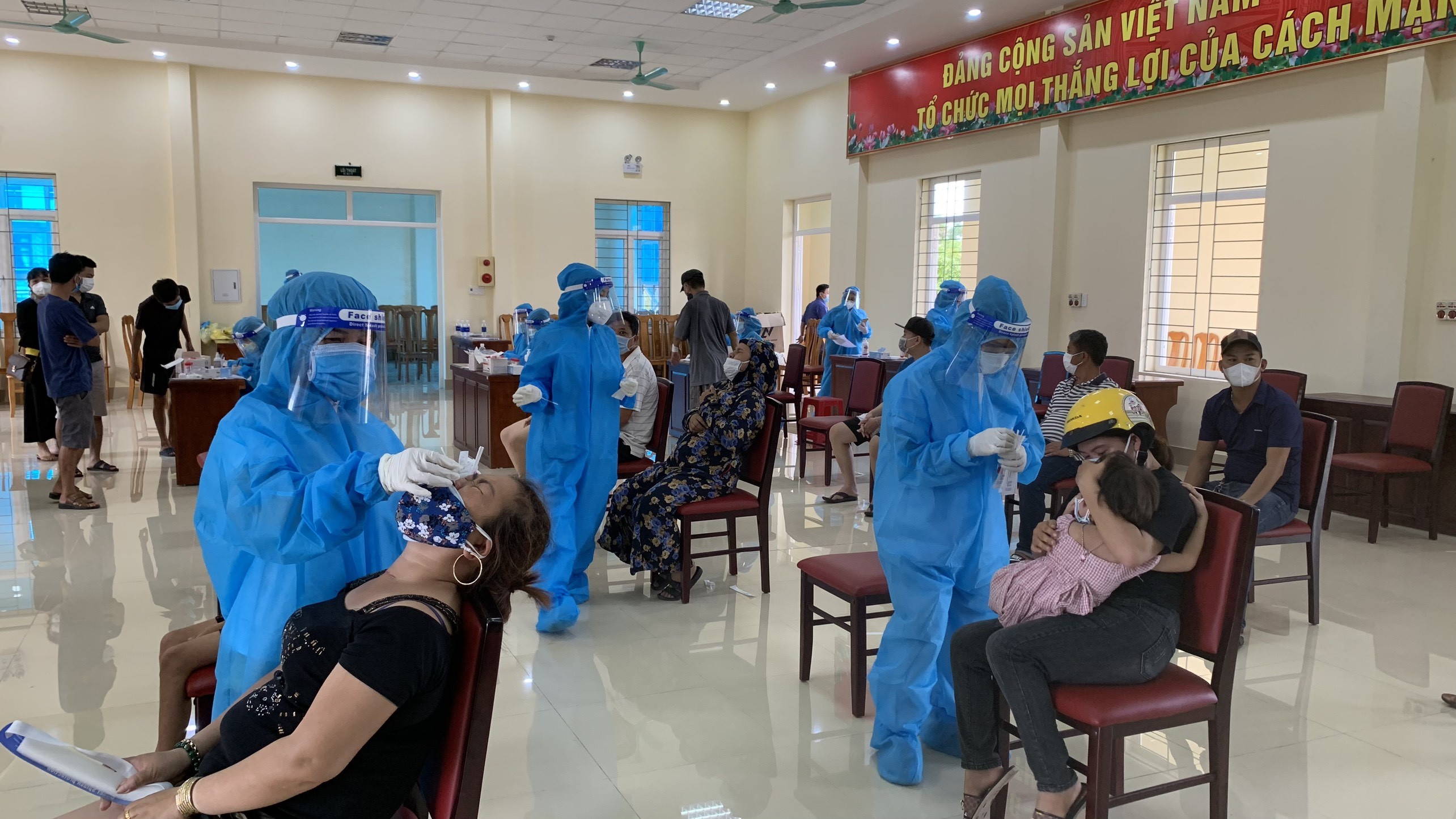 Đón bệnh nhân test nhanh dương tính tại Trạm Y tế phường Đồng Phú về khu cách ly 1