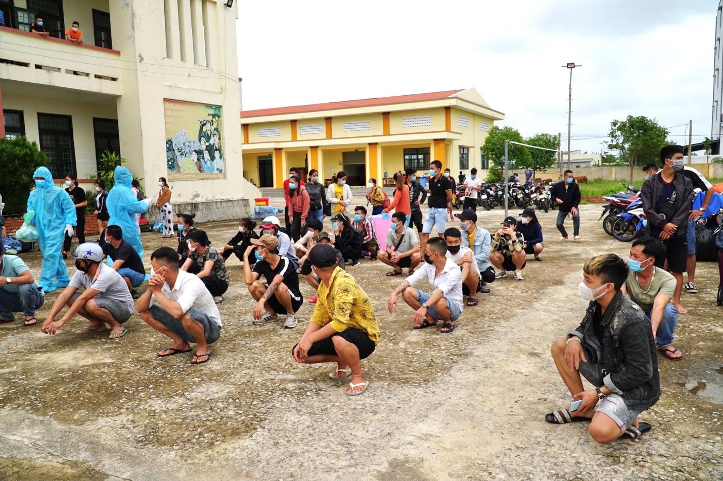 Đón công dân từ các tỉnh phía Nam về quê vào khu cách ly tập trung