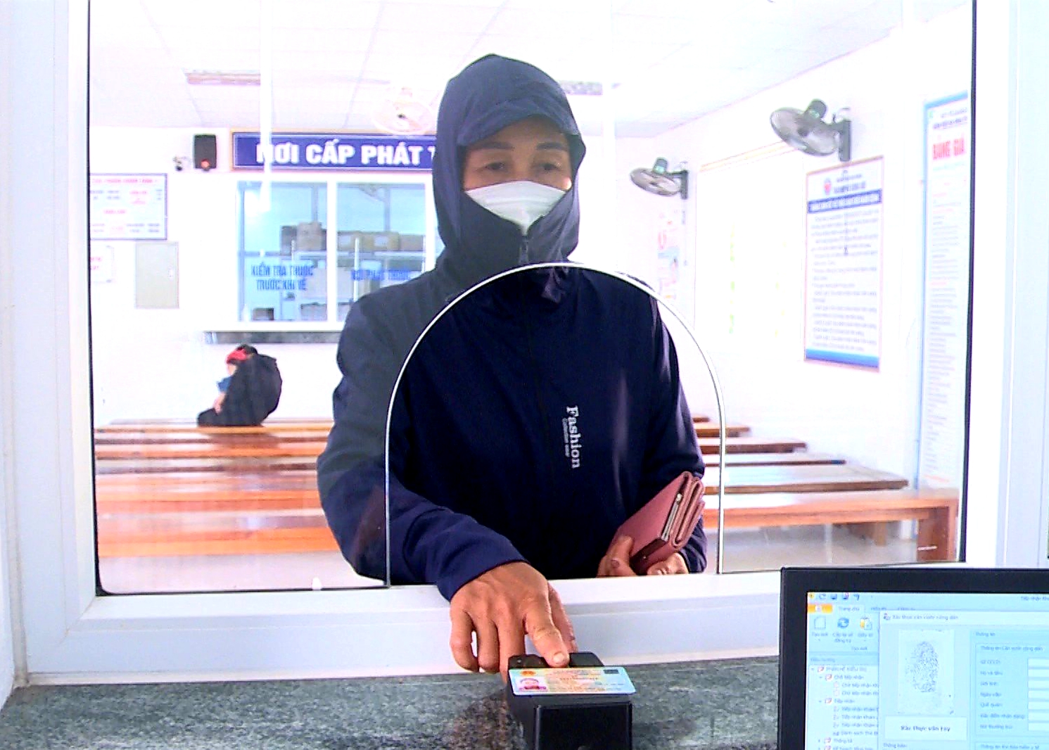 Đăng ký KCB BHYT bằng CCCD tích hợp xác thực sinh trắc dấu vân tay giúp giảm thiểu tối đa các thủ tục rườm rà cho người dân2