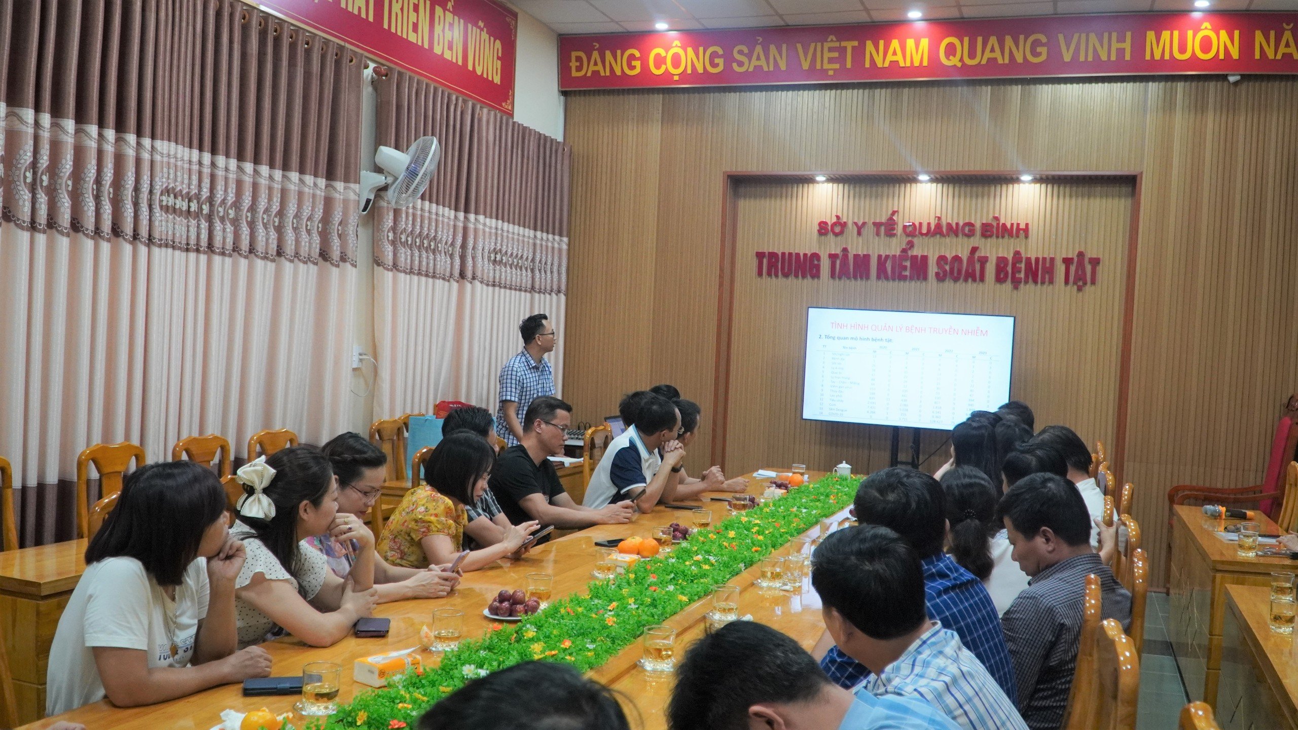 Đại diện CDC Quảng Bình báo cáo tóm tắt một số nội dung về công tác quản lý điều hành và chuyên môn y tế dự phòng