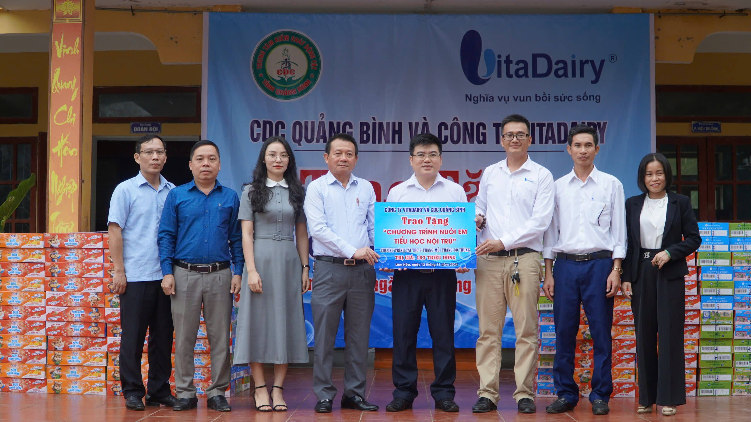 Đại_diện_lãnh_đạo_Trung_tâm_Kiểm_soát_bệnh_tật_và_Công_ty_Vitadairy_trao_tặng_sữa_cho_Trường_THTHCS_Lâm_Hóaa770a4c461b4daea83a510.jpg