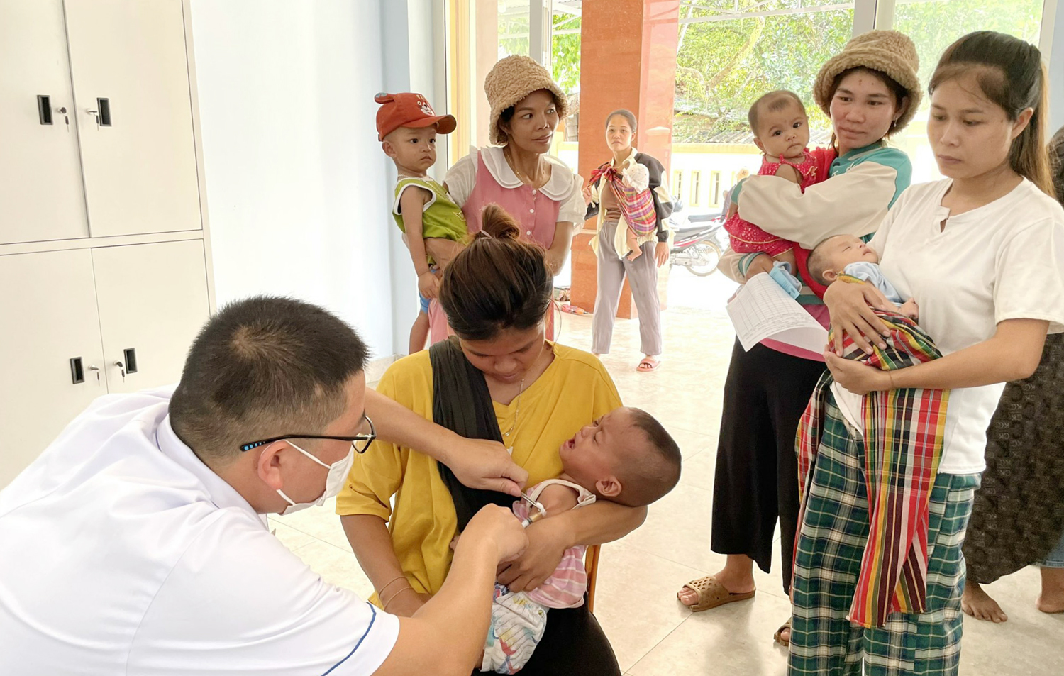 Để phòng chống bệnh bạch hầu biện pháp tốt nhất là tiêm vắc xin phòng bệnh cho trẻ đúng lịch đủ mũijpg