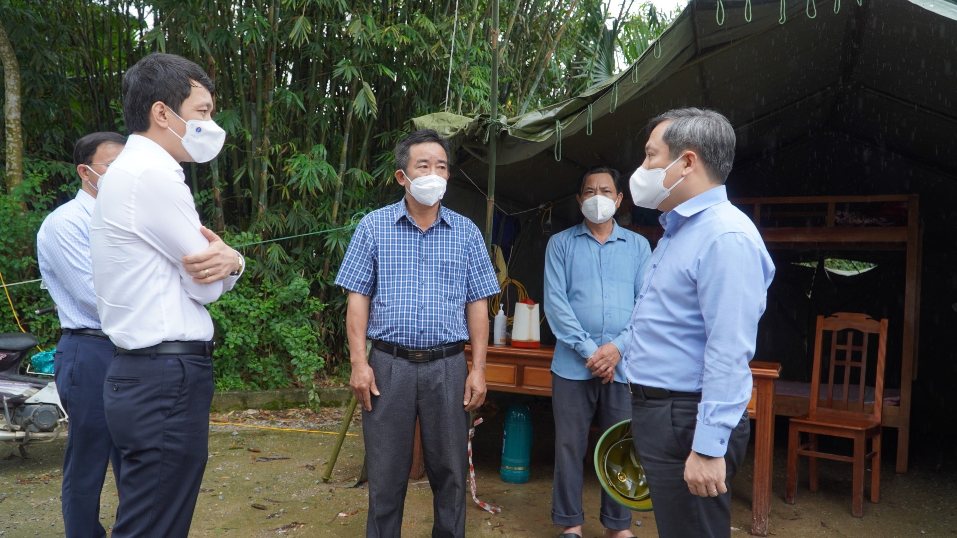 Đồng chí Bí thư Tỉnh ủy kiểm tra công tác phòng chống dịch tại xã Thuận Hóa Large Large