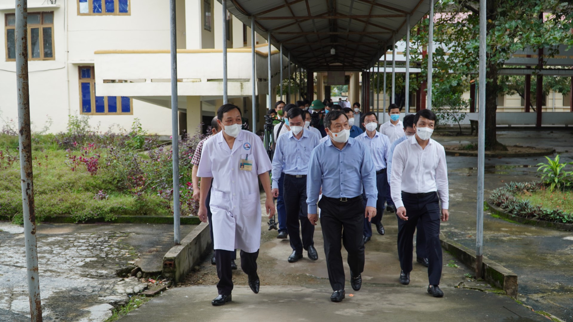 Đồng chí Bí thư Tỉnh ủy kiểm tra khu dự phòng điều trị bệnh nhân Covid 19 tại Bệnh viện đa khoa huyện Tuyên Hóa. Large