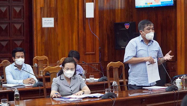 Đồng chí Chủ tịch UBND tỉnh Chỉ huy trưởng TTCH phòng chống dịch Covid 19 tỉnh Trần Thắng phát biểu tại buổi họp. 2