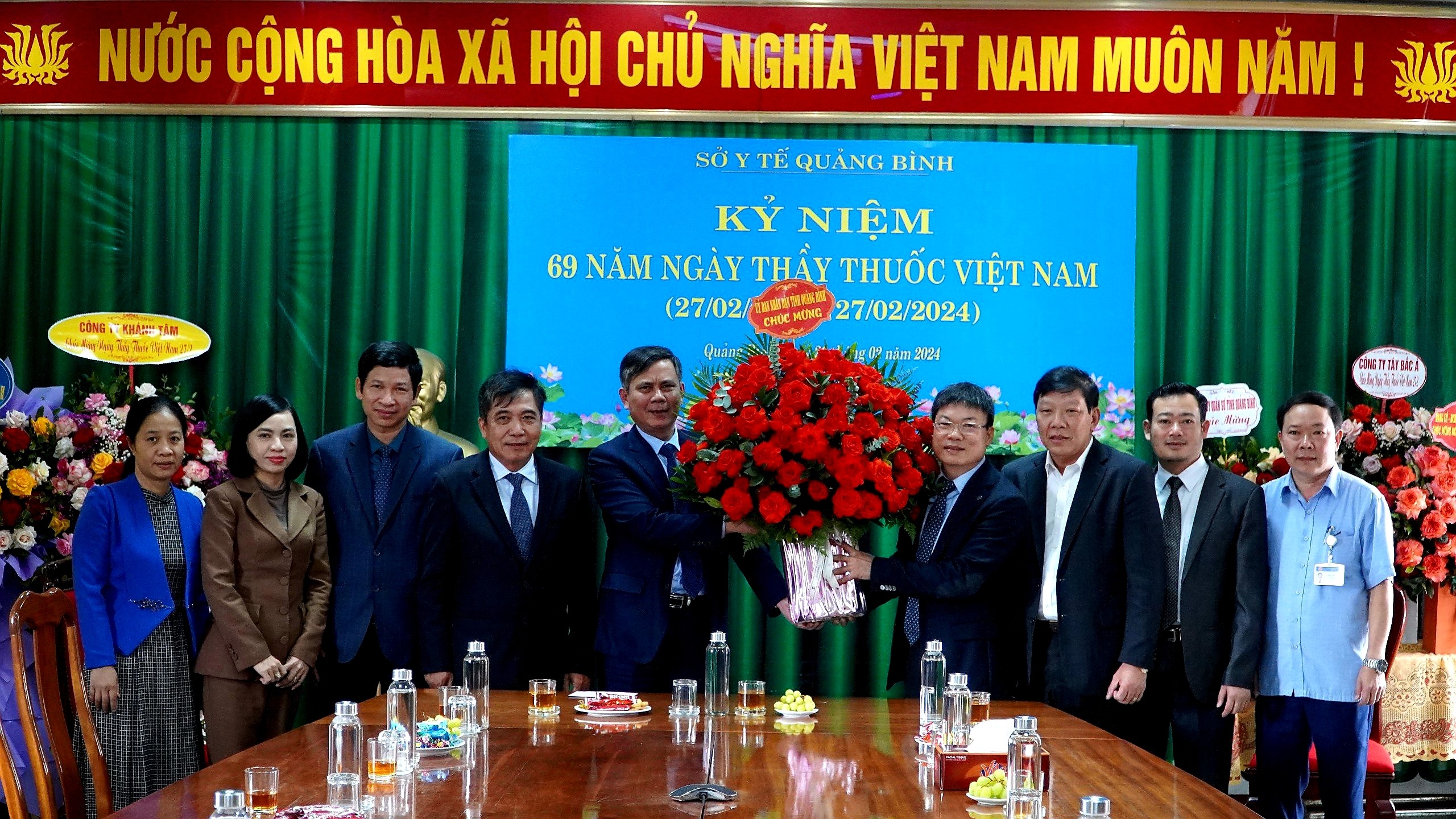 Đồng chí Chủ tịch UBND tỉnh Trần Thắng và các đồng chí Phó Chủ tịch UBND tỉnh tặng hoa chúc mừng cán bộ nhân viên Sở Y tế nhân Ngày thầy thuốc Việt Namjpg