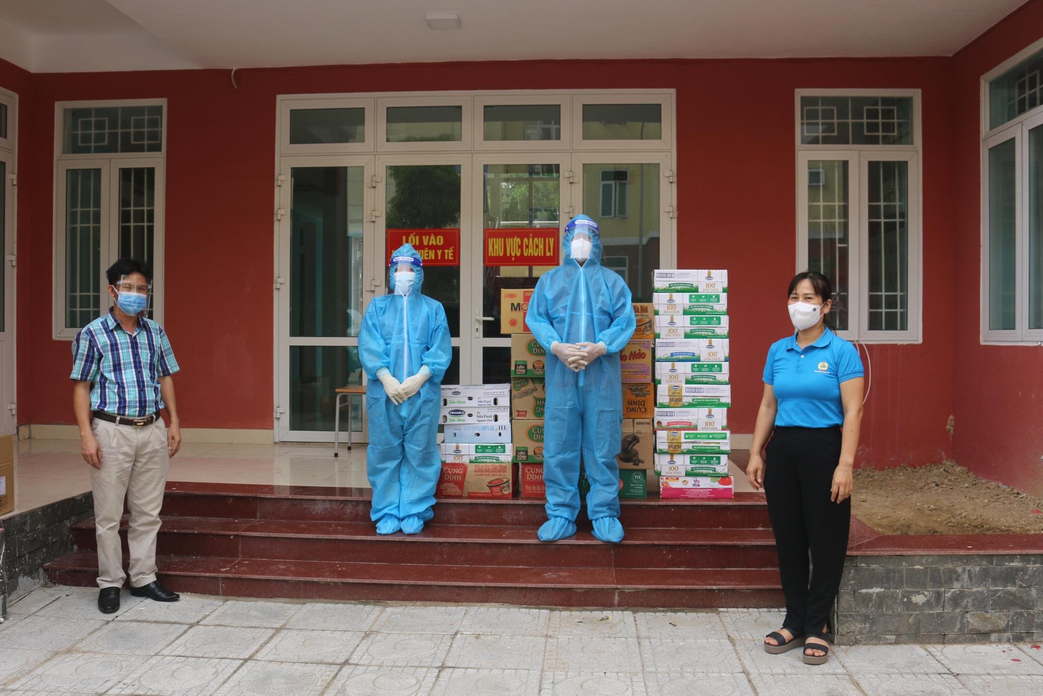 Đồng chí HoàngThị Thanh Tâm Phó Chủ tịch Công đoàn ngành Y tế thăm tặng quà Cơ sở điều trị bệnh nhân Covid 19 cấp 1 Trường Cao đẳng Luật Miền Trung