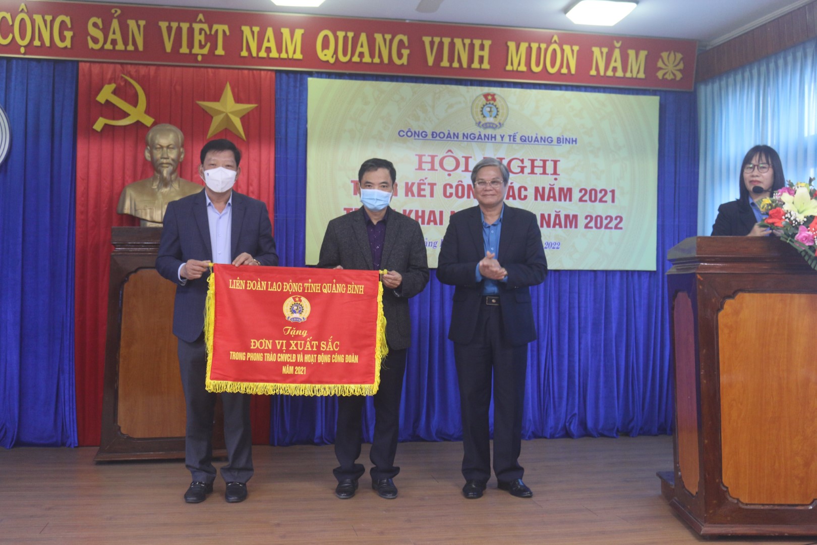 Đồng chí Nguyễn Xuân Toàn PCTLĐLĐ tỉnh trao tặng Cờ thi đua của Liên đoàn lao động Tỉnh Quảng Bình cho đơn vị xuất sắc trong phong trào CNVCLĐ và hoạt động công đoàn năm 2021 Custom