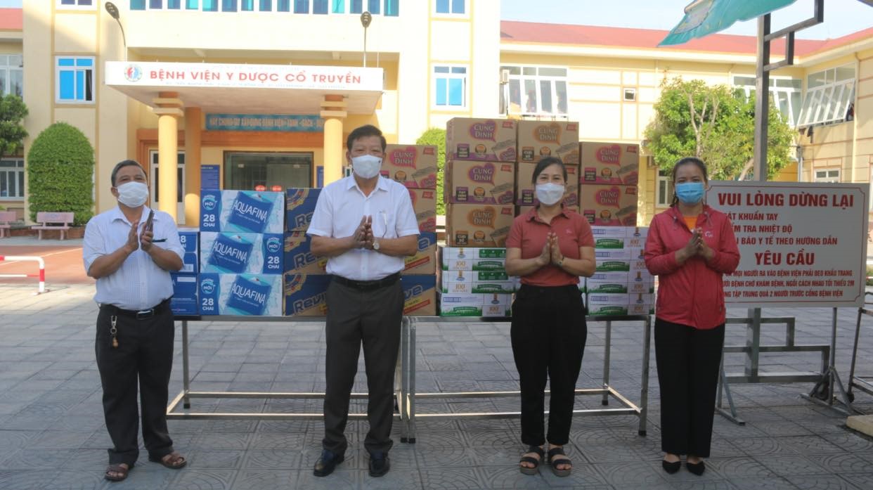 Đồng chí Phan Thanh Hải Chủ tịch Công đoàn ngành Y tế thăm tặng quà Cơ sở điều trị bệnh nhân Covid 19 Bệnh viện Y dược cổ truyền