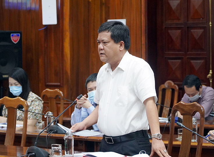 Đồng chí Trần Phong Ủy viên Ban Thường vụ Tỉnh ủy Bí thư Thành ủy Đồng Hới thảo luận tại buổi làm việcjpg