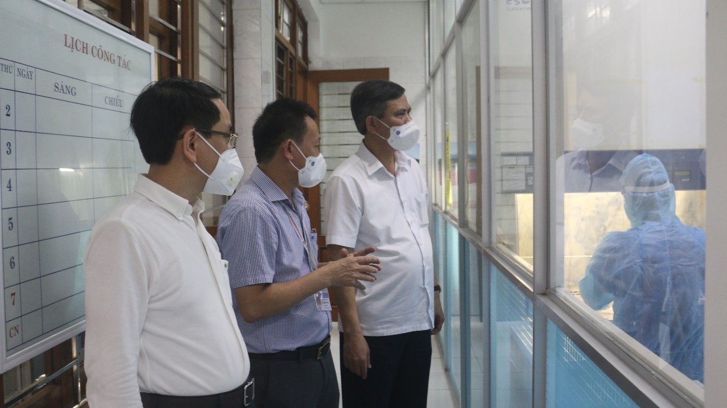 Đồng chí Trần Thắng Chủ tịch UBND tỉnh kiểm tra hệ thống RT PCR xét nghiệm SARS CoV 2 của CDC Quảng Bìnhjpg