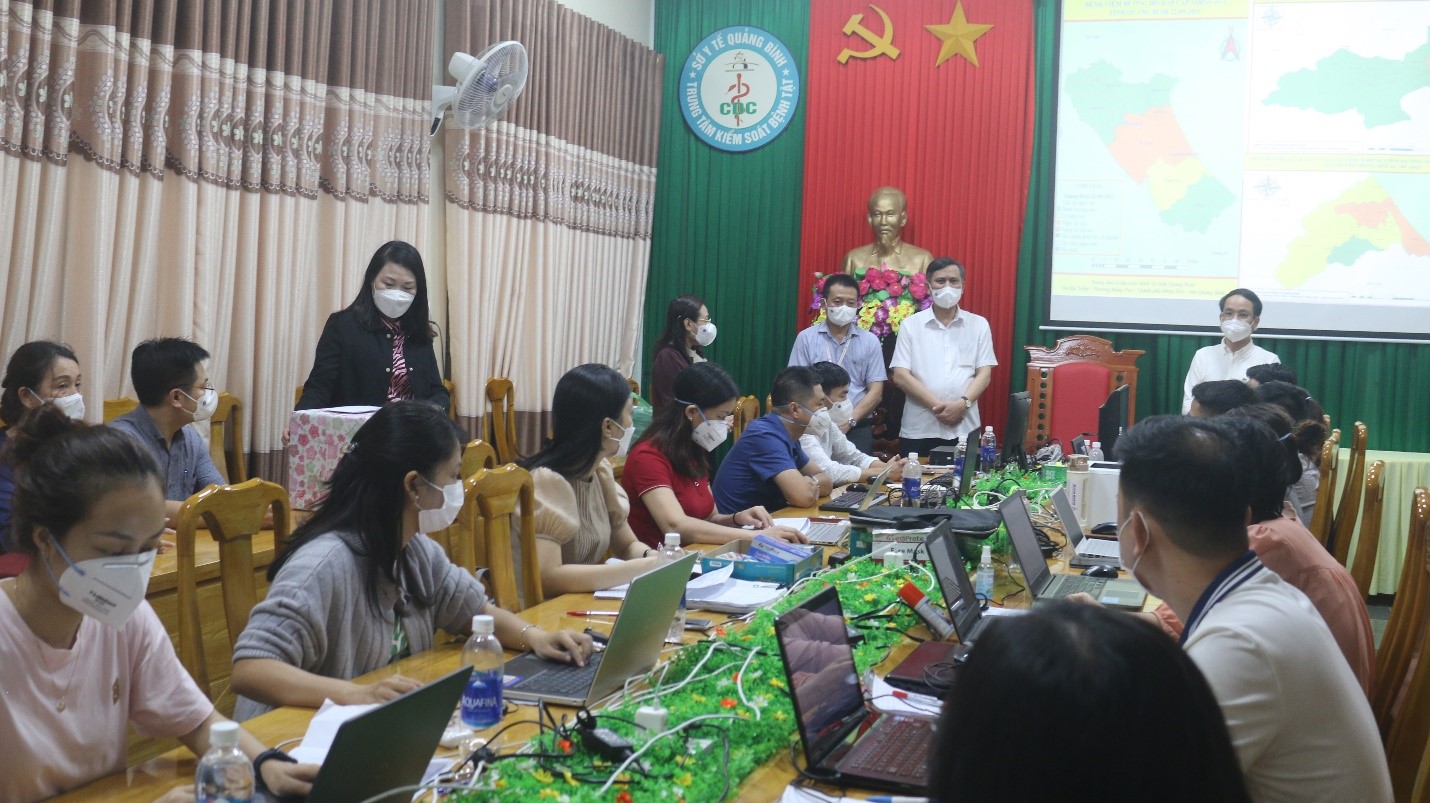 Đồng chí Trần Thắng Chủ tịch UBND tỉnh thăm động viên đội ngũ nhập liệu CDC Quảng Bình