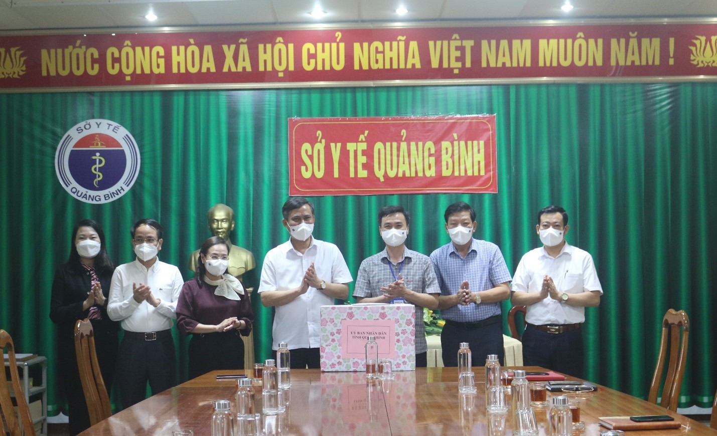 Đồng chí Trần Thắng Chủ tịch UBND tỉnh tặng quà động viên Sở Y tế