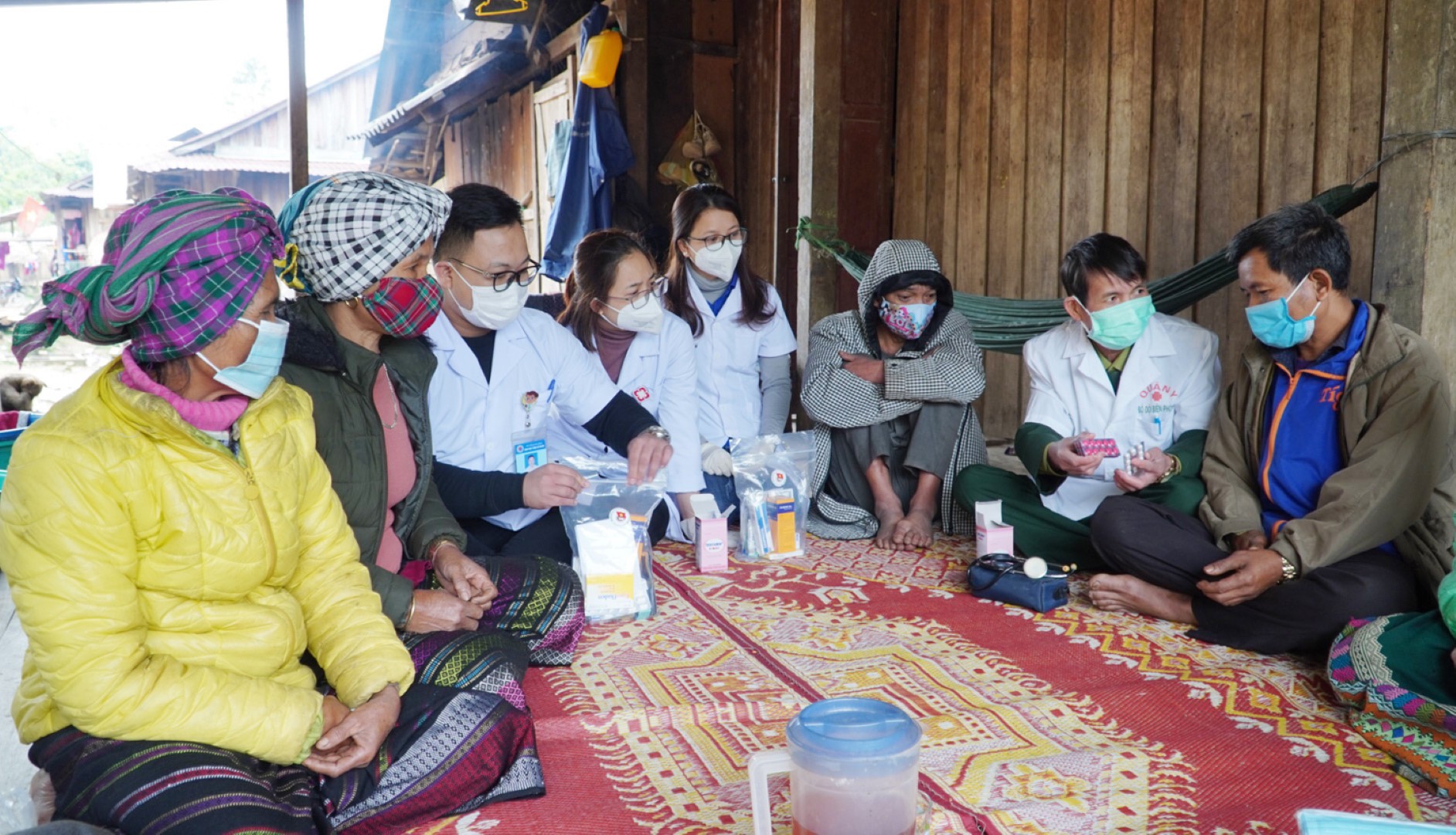 Đội ngũ y bác sĩ không quản ngại khó khăn về tận các bản làng xa xôi để phát thuốc miễn phí và hướng dẫn cho đồng bào dân tộc làm vệ sinh môi trường ngăn ngừa dịch bệnh. Custom