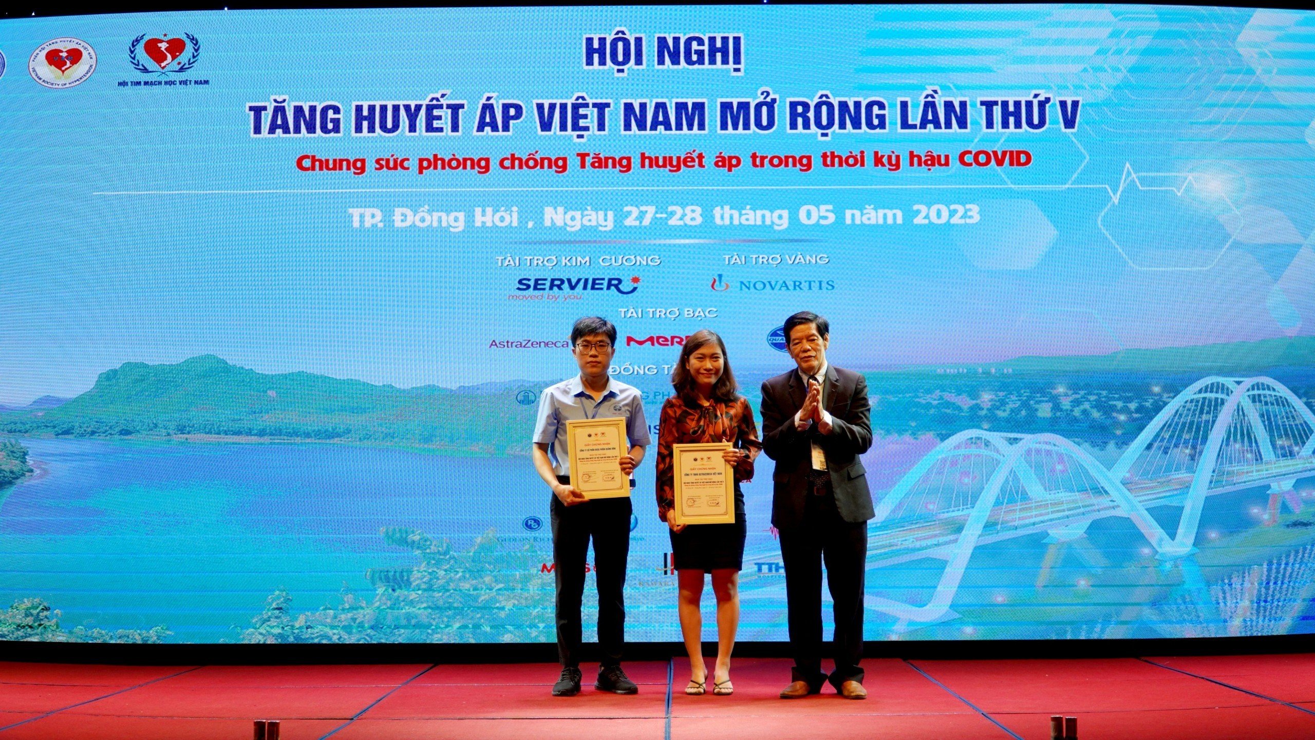 đo huyết áp và hướng dẫn cách sử dụng máy đo HA một hoạt động bên lề Hội nghị6