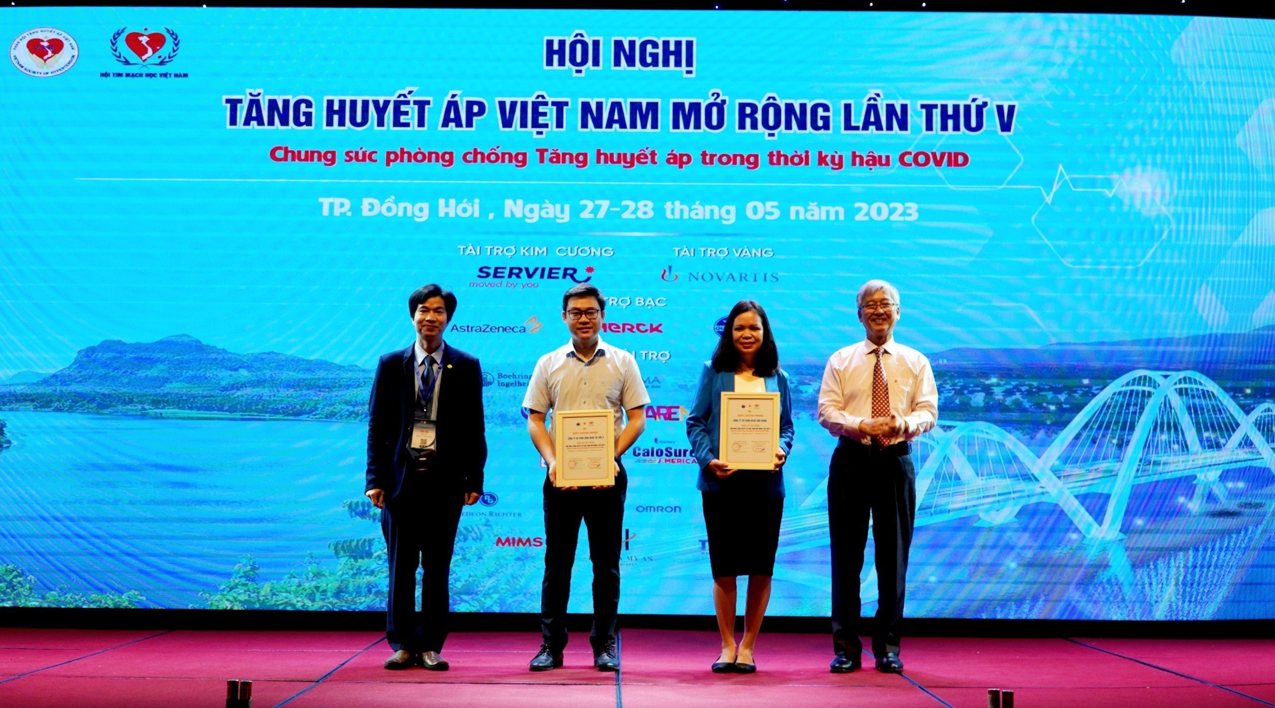 đo huyết áp và hướng dẫn cách sử dụng máy đo HA một hoạt động bên lề Hội nghị 4