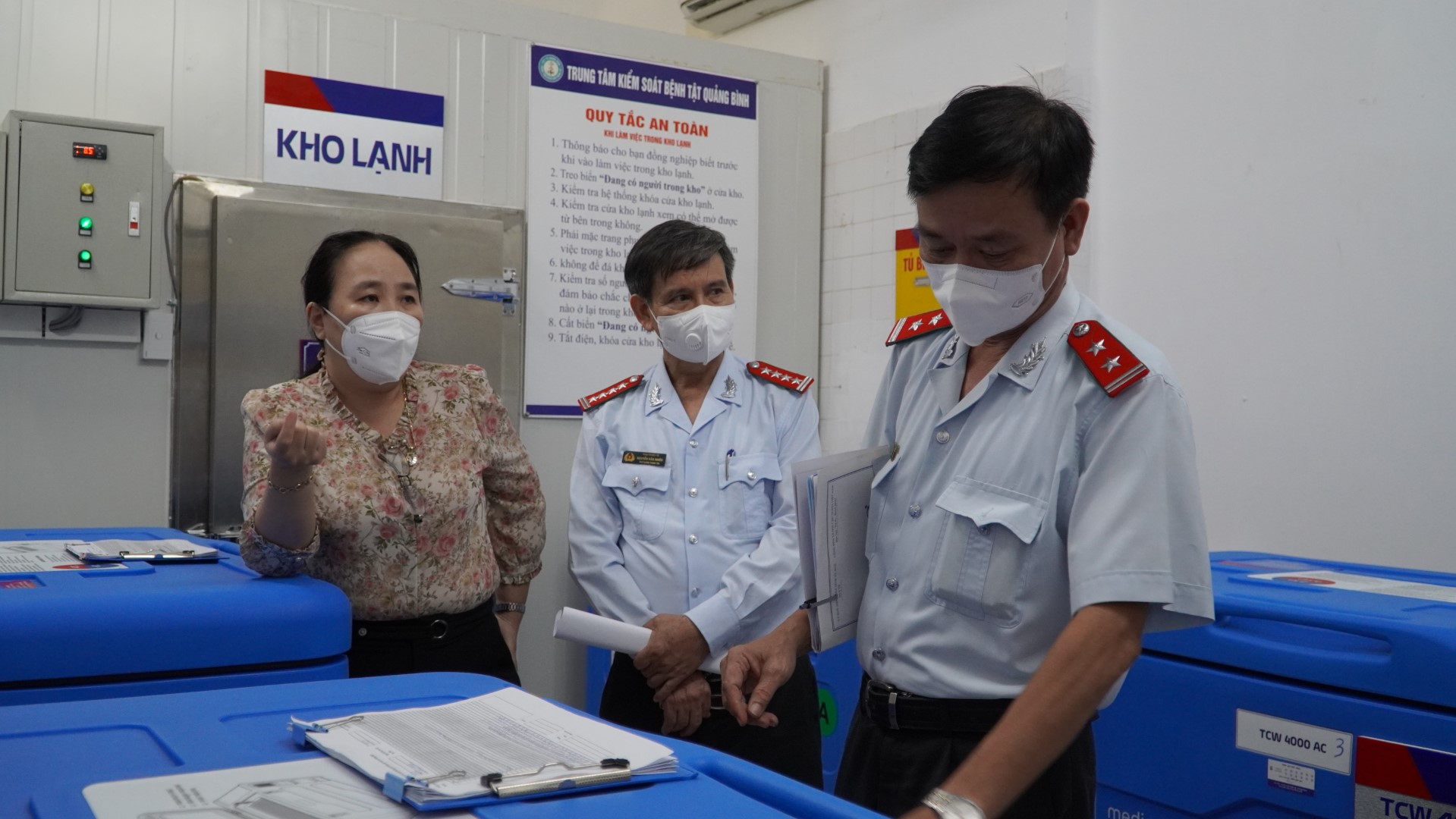 ẢNH 3 KIÊM TRA CÔNG TÁC BẢO QUẢN VẮC XIN TẠI CDC QUẢNG BÌNH Large