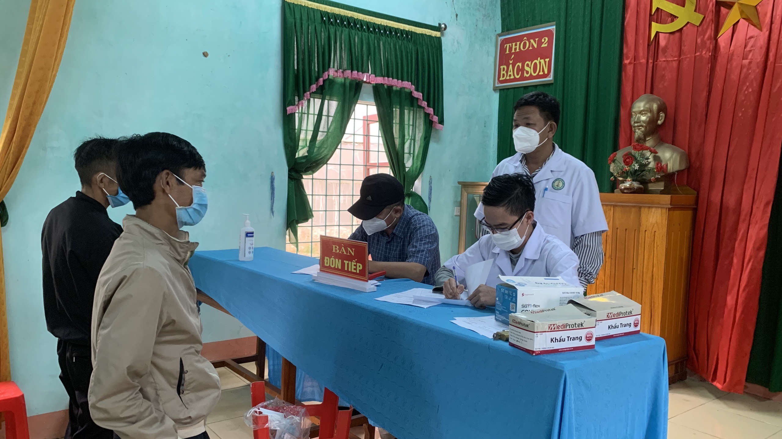 Ảnh 1 Các y bác sỹ Trung tâm Kiểm soát bệnh tật khám và tư vấn cho người dân xã Thanh Hóa huyện Tuyên Hóajpeg