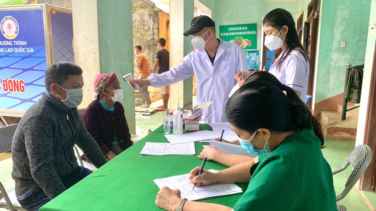 Ảnh 5 Đo thân nhiệt và tư vấn cho người dân trước khi vào khám sang lọc bệnh Laojpeg