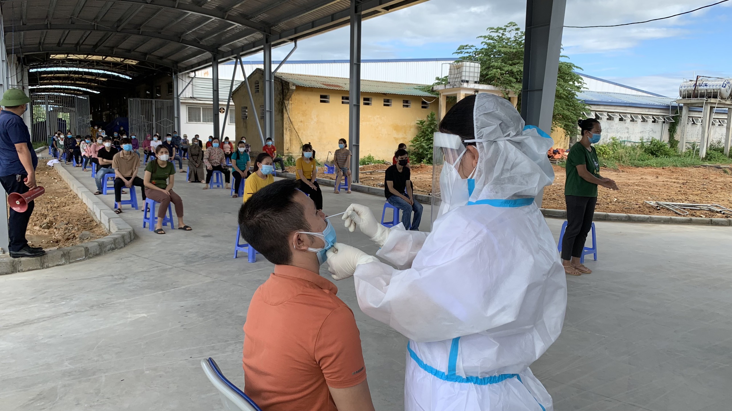 Ảnh Tiếp tục triển khai lấy mẫu xét nghiệm diện rộng cho người dân đảm bảo phát hiện sớm bóc tách F0 ra khỏi cộng đồngjpg