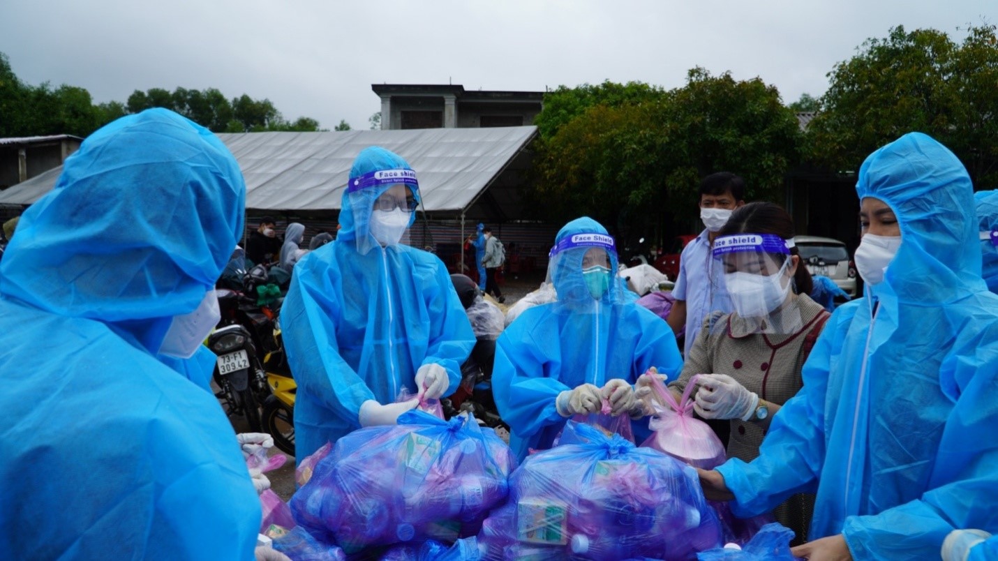 Ấm lòng những suất ăn tiếp sức được trao cho bà con về quê tránh dịch22