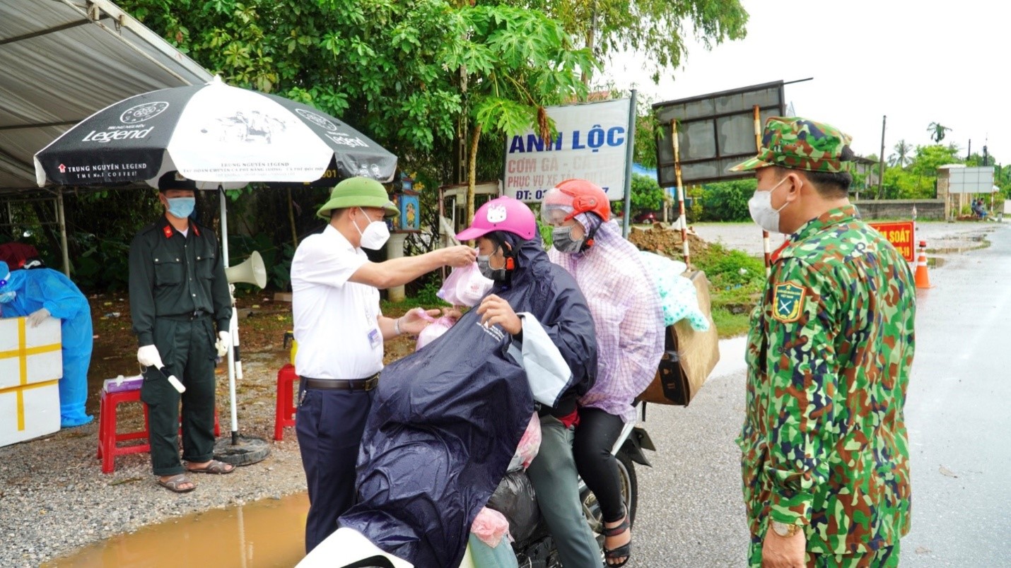 Ấm lòng những suất ăn tiếp sức được trao cho bà con về quê tránh dịchjpg